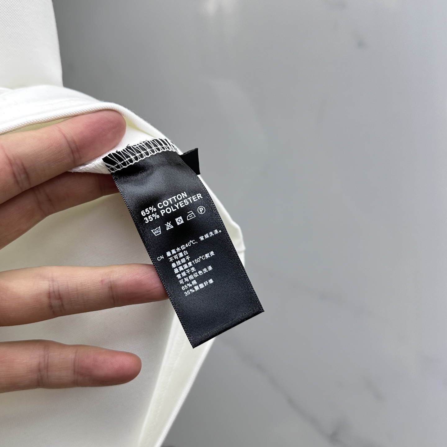 🆕STONE*石头島 2025SS秋季新款短袖打底T 恤，以当季色调传递典雅韵味，成就日常搭配佳选。胸前