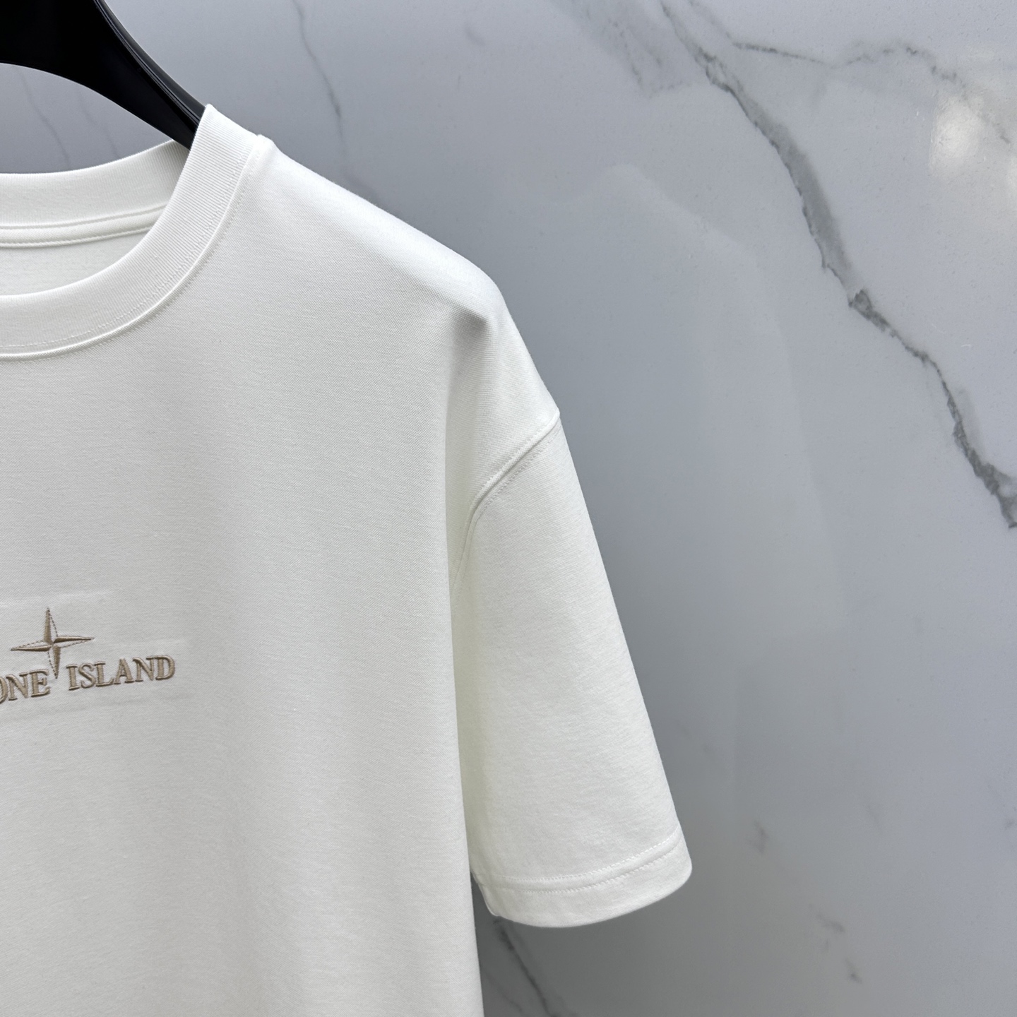 🆕STONE*石头島 2025SS秋季新款短袖打底T 恤，以当季色调传递典雅韵味，成就日常搭配佳选。胸前