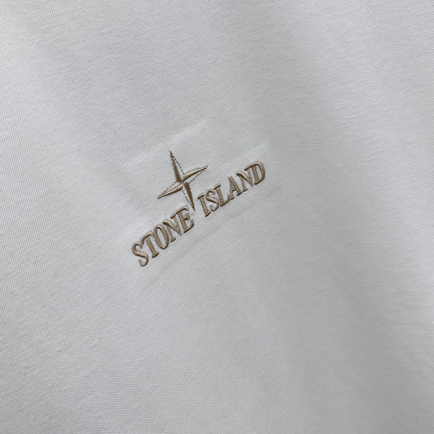 🆕STONE*石头島 2025SS秋季新款短袖打底T 恤，以当季色调传递典雅韵味，成就日常搭配佳选。胸前