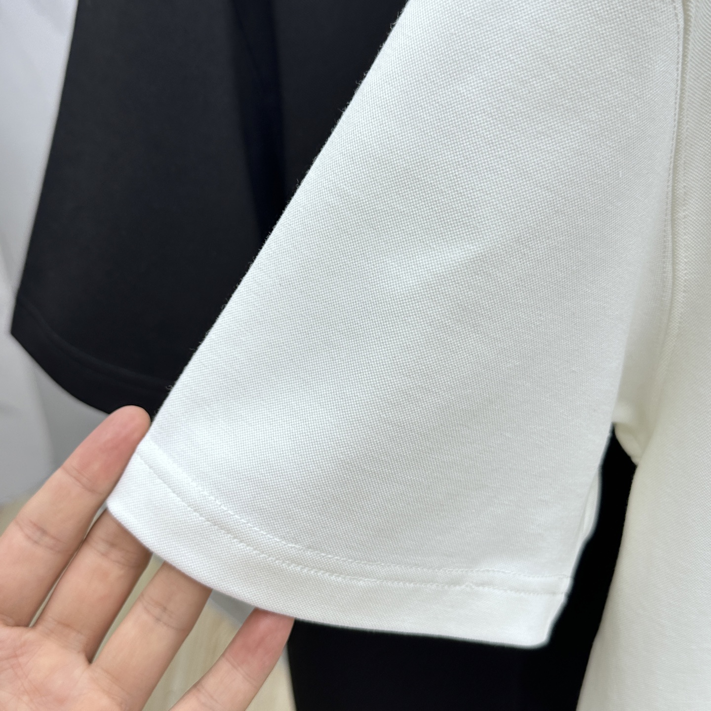 🆕STONE*石头島 2025SS秋季新款短袖打底T 恤，以当季色调传递典雅韵味，成就日常搭配佳选。胸前