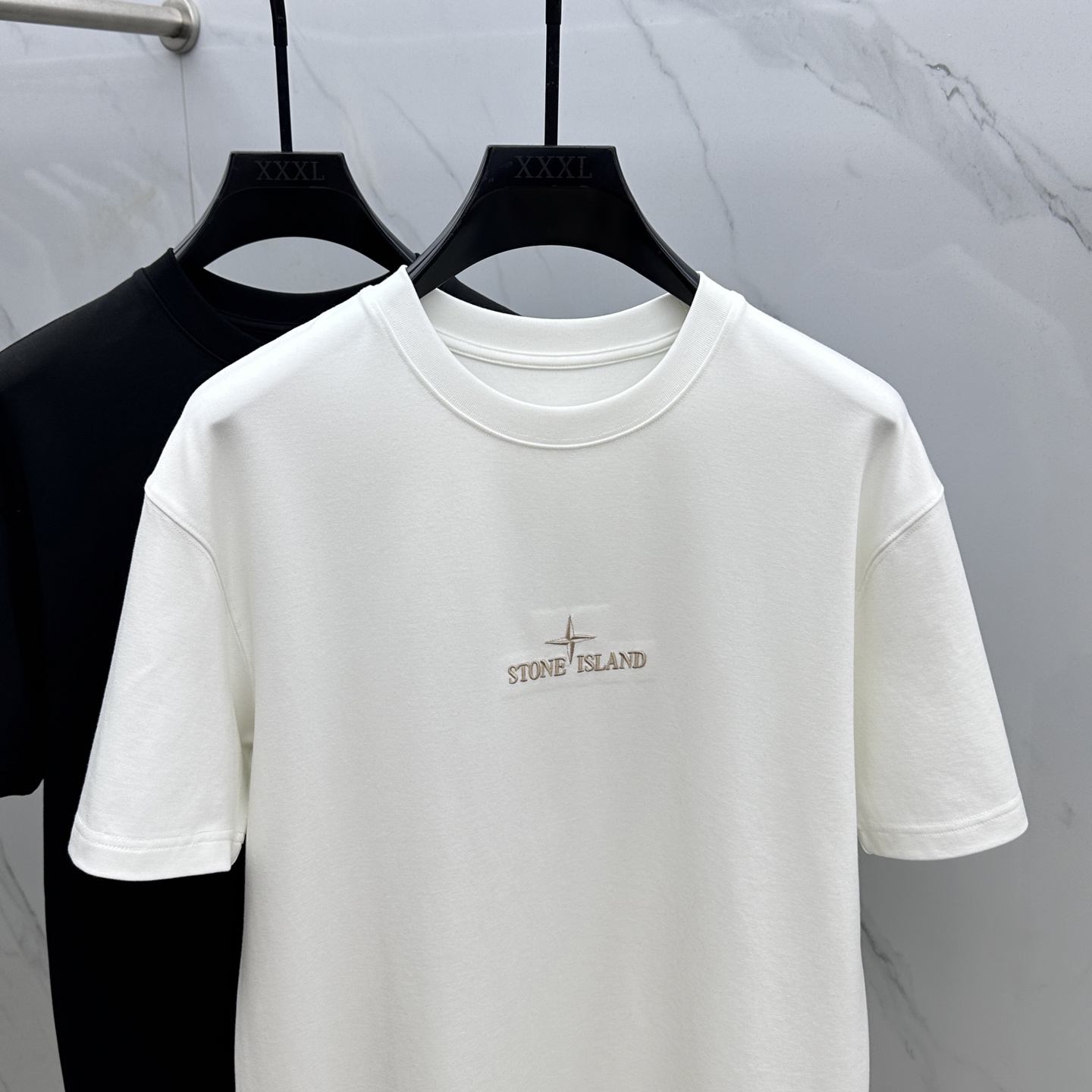 🆕STONE*石头島 2025SS秋季新款短袖打底T 恤，以当季色调传递典雅韵味，成就日常搭配佳选。胸前