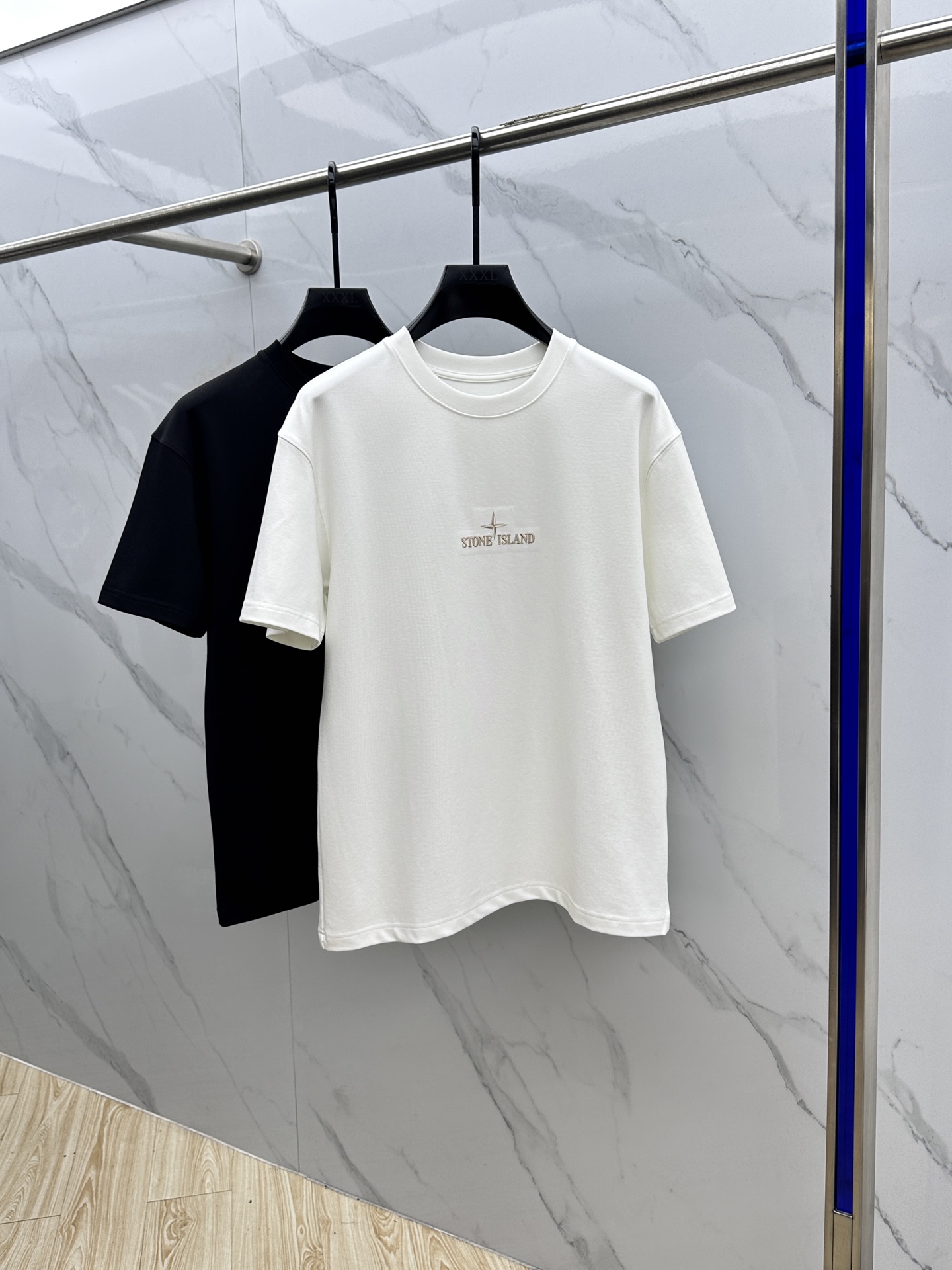 🆕STONE*石头島 2025SS秋季新款短袖打底T 恤，以当季色调传递典雅韵味，成就日常搭配佳选。胸前