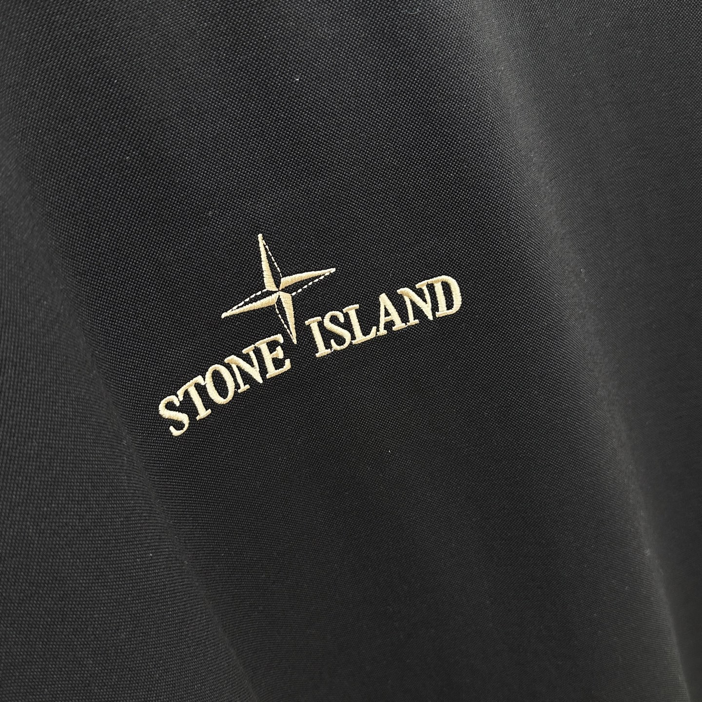 🆕STONE*石头島 2025SS秋季新款短袖打底T 恤，以当季色调传递典雅韵味，成就日常搭配佳选。胸前