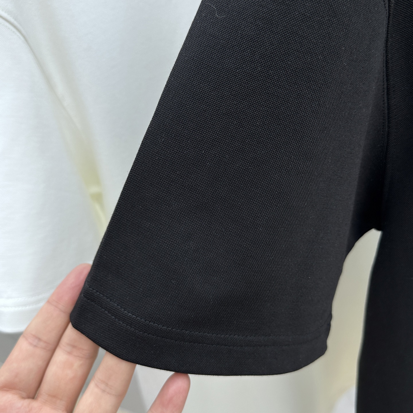 🆕STONE*石头島 2025SS秋季新款短袖打底T 恤，以当季色调传递典雅韵味，成就日常搭配佳选。胸前