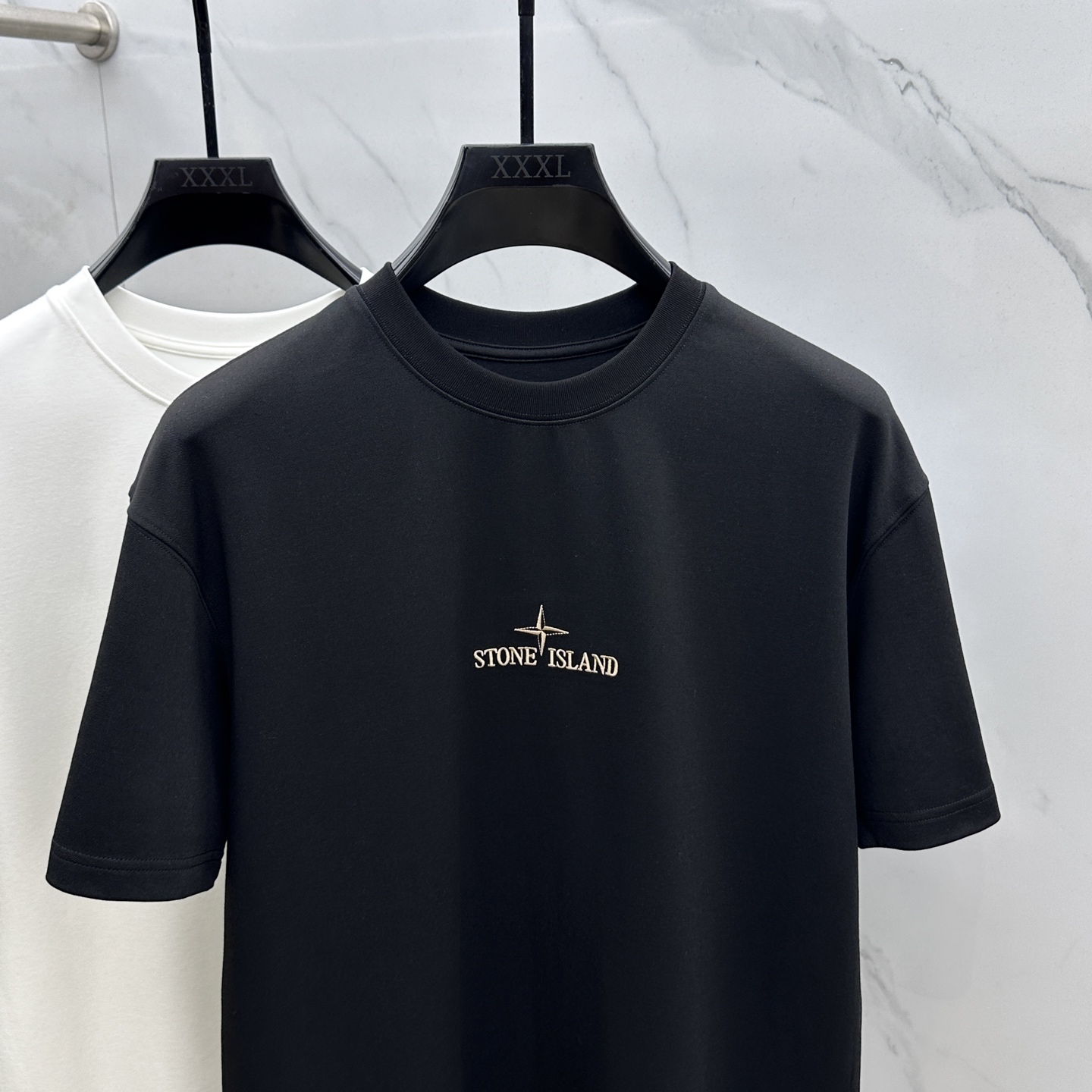 🆕STONE*石头島 2025SS秋季新款短袖打底T 恤，以当季色调传递典雅韵味，成就日常搭配佳选。胸前