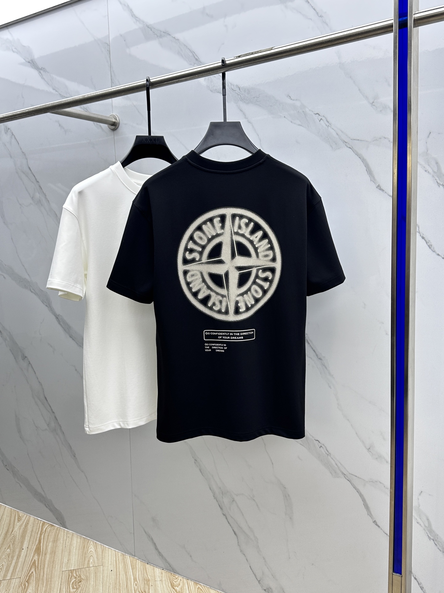 🆕STONE*石头島 2025SS秋季新款短袖打底T 恤，以当季色调传递典雅韵味，成就日常搭配佳选。胸前