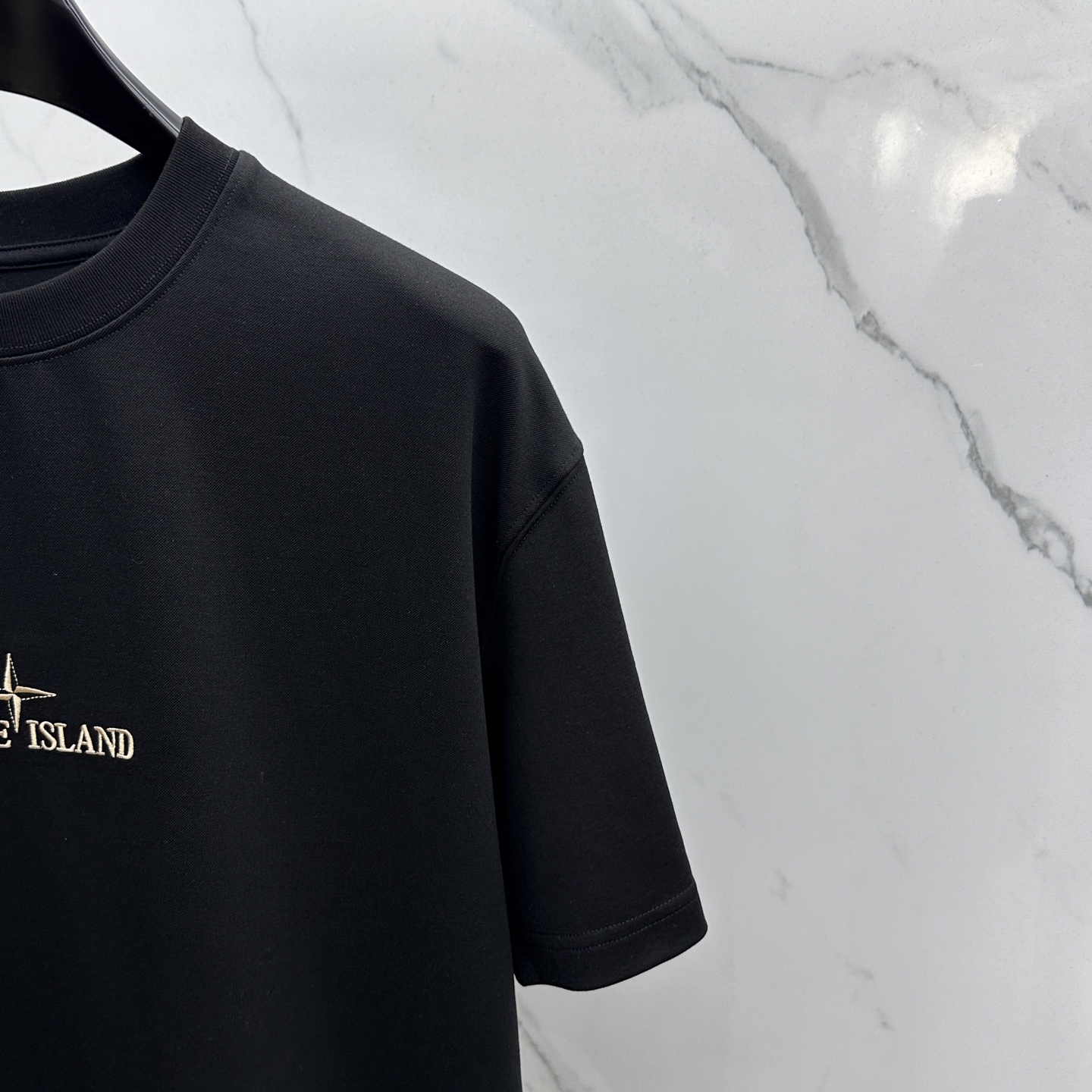 🆕STONE*石头島 2025SS秋季新款短袖打底T 恤，以当季色调传递典雅韵味，成就日常搭配佳选。胸前