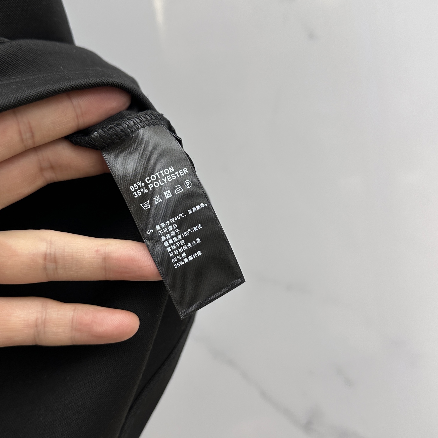 🆕STONE*石头島 2025SS秋季新款短袖打底T 恤，以当季色调传递典雅韵味，成就日常搭配佳选。胸前