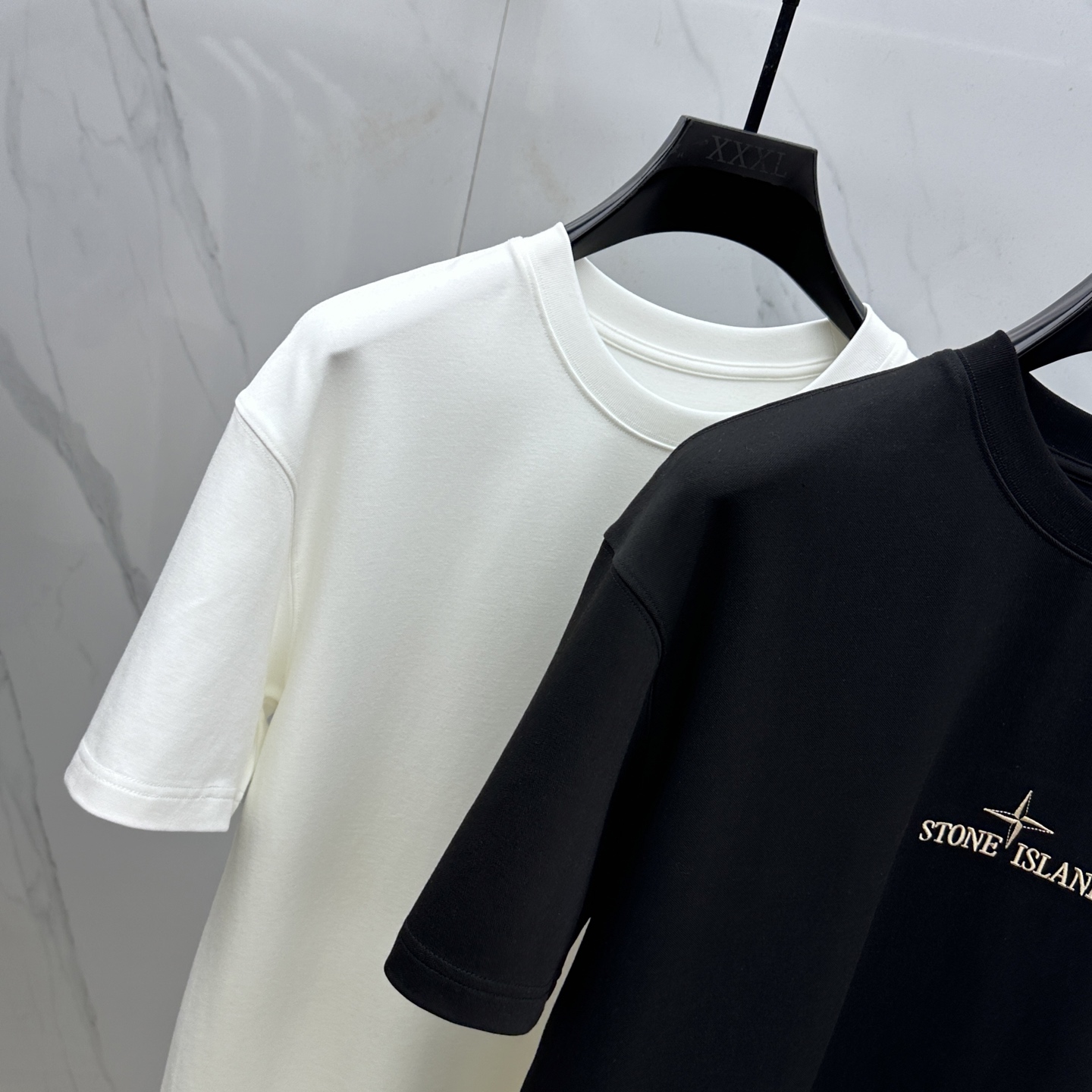 🆕STONE*石头島 2025SS秋季新款短袖打底T 恤，以当季色调传递典雅韵味，成就日常搭配佳选。胸前