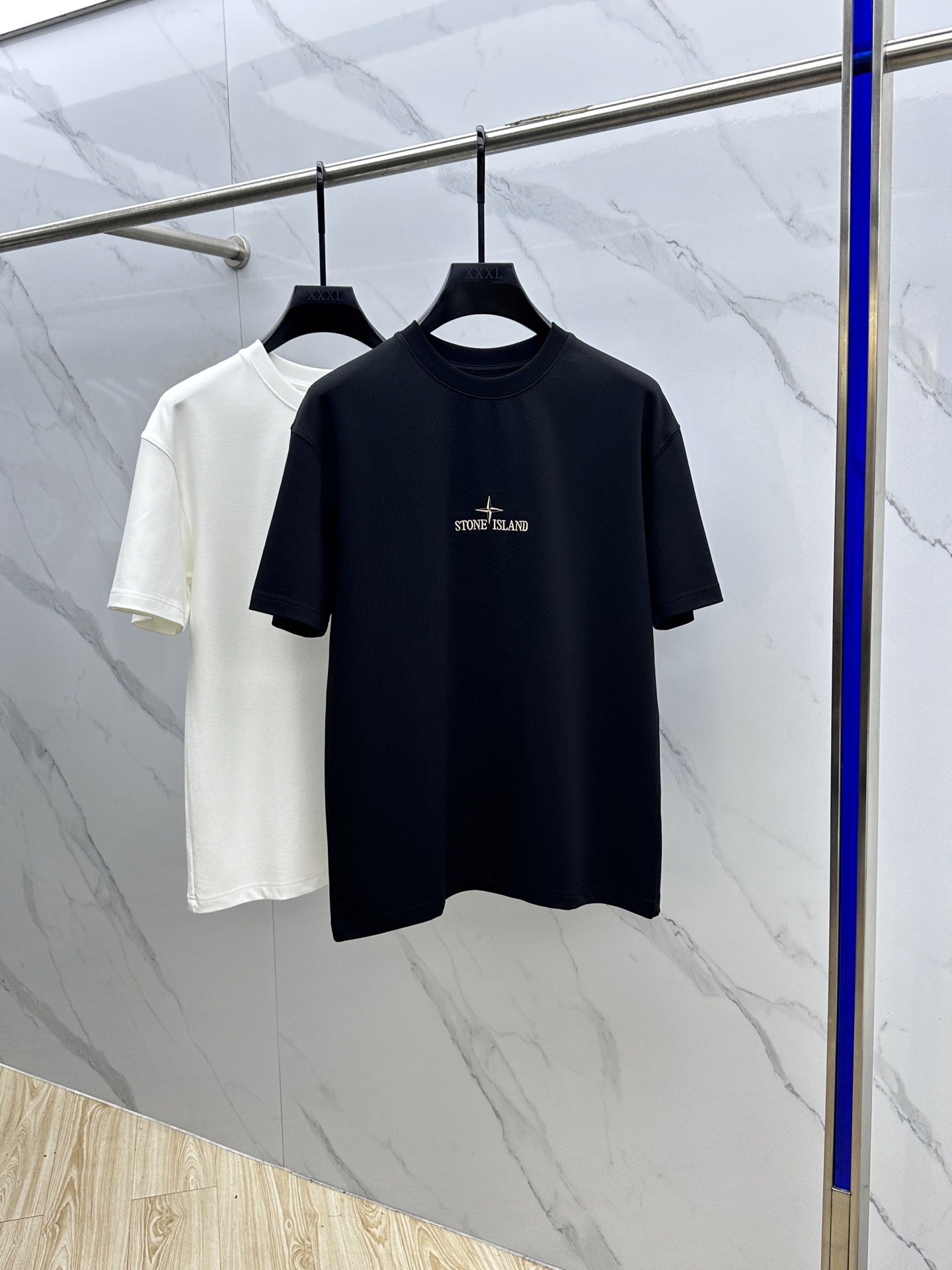 NO:522797,STONE* Stone Island 2025SS Autumn New Short-sleeved Base T-shirt, conveying elegant charm with seasonal tones, making it a good choice for daily matching. The logo on the chest implicitly marks the brand identity, the letters are three-dimensional craftsmanship, fine workmanship, fashionable and atmospheric, and comfortable skin. The three-marks are complete xh size M-3XL, T-shirt, alexander wang19860909STONE*石头島 2025SS秋季新款短袖打底T 恤,以当季色调传递典雅韵味,成就日常搭配佳选.胸前logo标识含蓄标注品牌身份,字母立体工艺、做工精细、时尚大气、贴肤舒适,三标齐全xh 尺码M-3XL,,T-shirt,alexander wang,Men's clothing