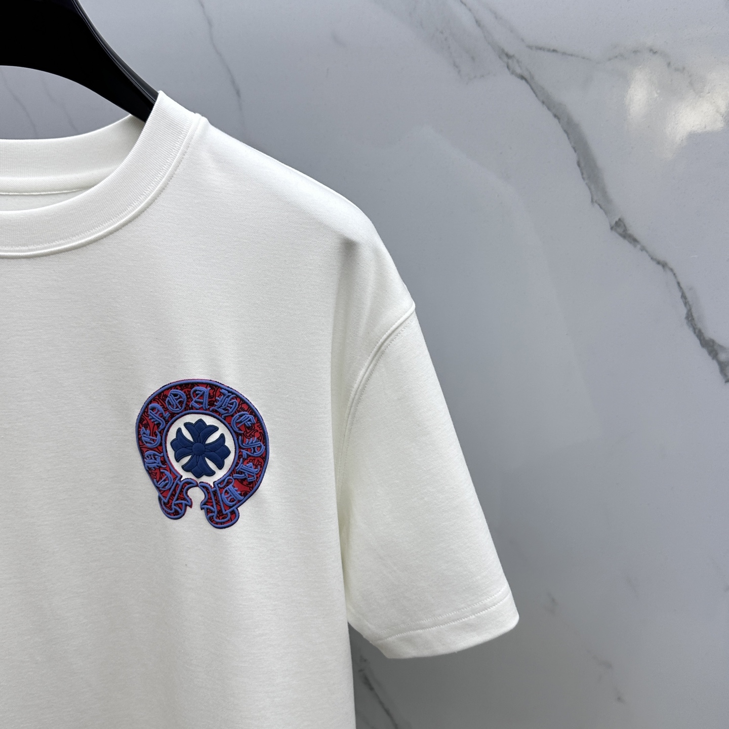 🆕CH*克罗心 2025SS秋季新款短袖打底T 恤，以当季色调传递典雅韵味，成就日常搭配佳选。胸前log