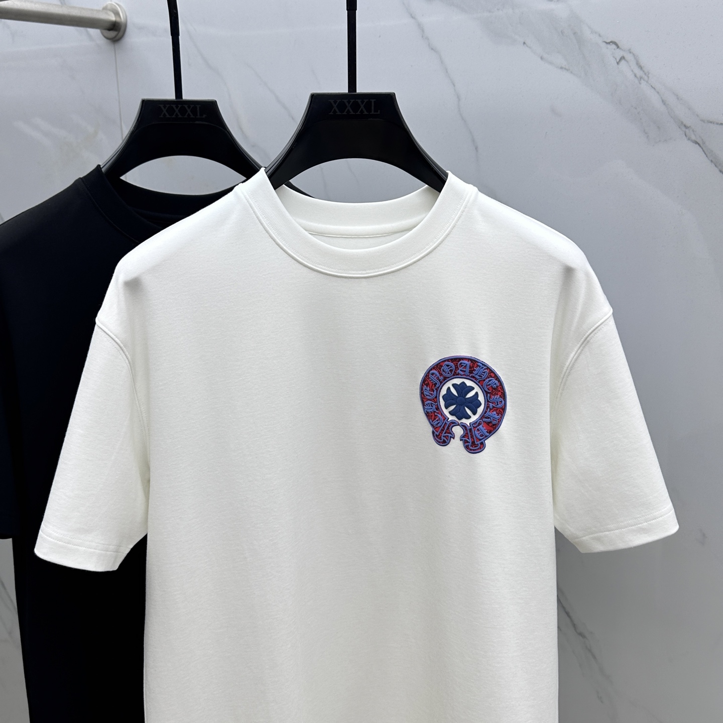 🆕CH*克罗心 2025SS秋季新款短袖打底T 恤，以当季色调传递典雅韵味，成就日常搭配佳选。胸前log