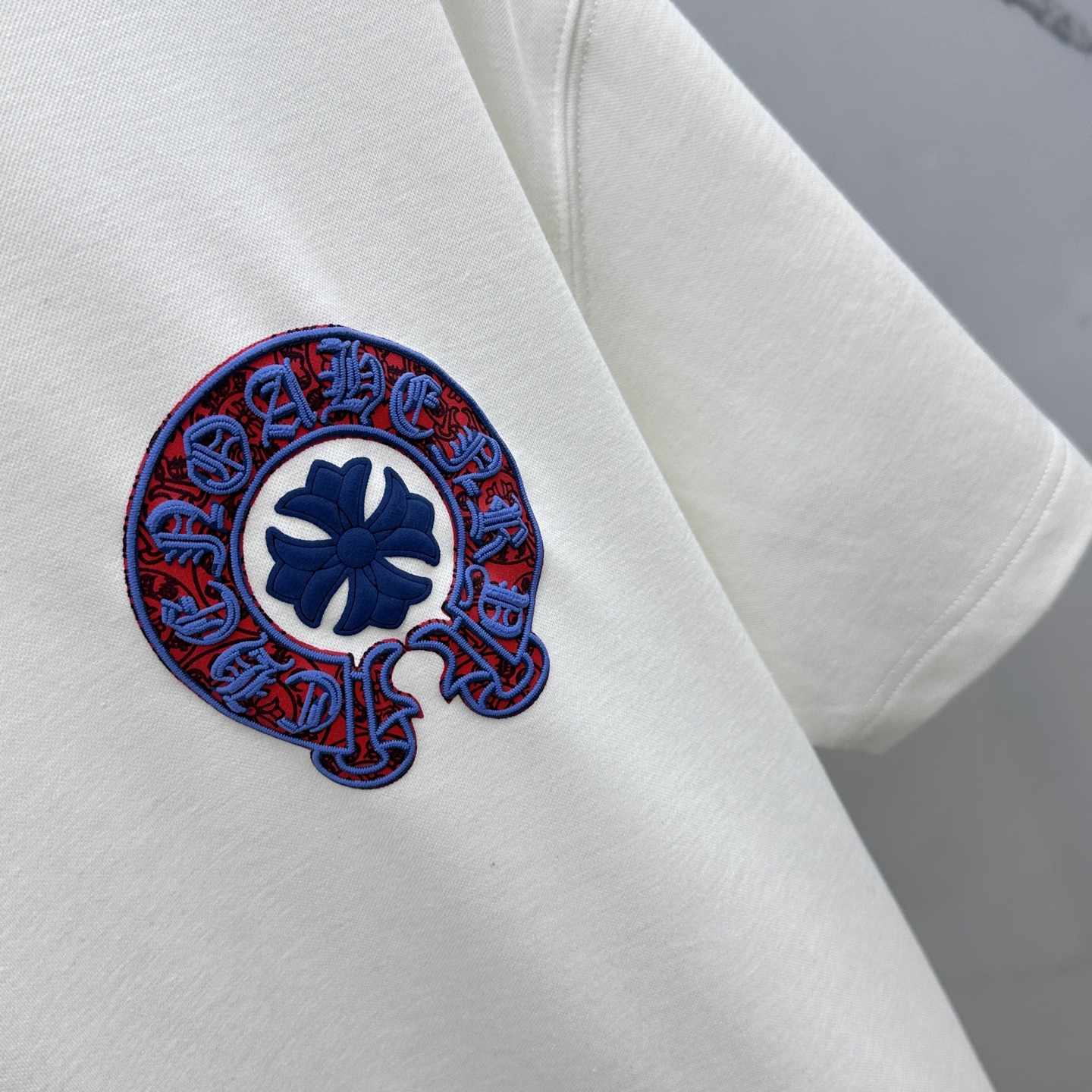 🆕CH*克罗心 2025SS秋季新款短袖打底T 恤，以当季色调传递典雅韵味，成就日常搭配佳选。胸前log