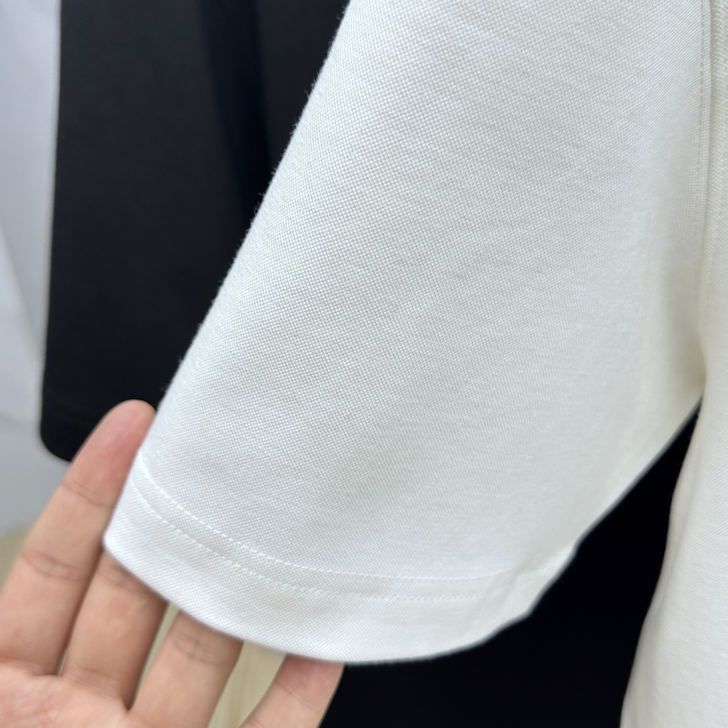 🆕Moncler蒙口 2025SS秋季新款短袖打底T 恤，以当季色调传递典雅韵味，成就日常搭配佳选。胸前