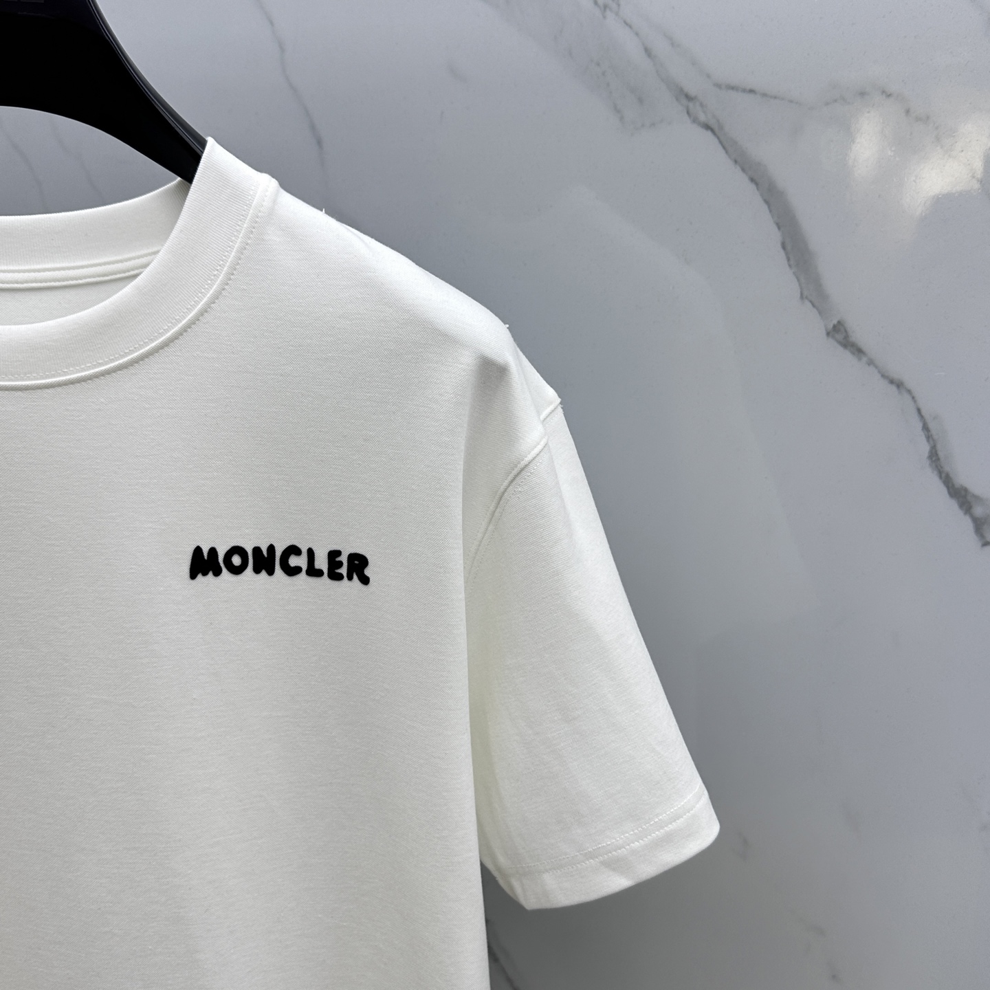 🆕Moncler蒙口 2025SS秋季新款短袖打底T 恤，以当季色调传递典雅韵味，成就日常搭配佳选。胸前