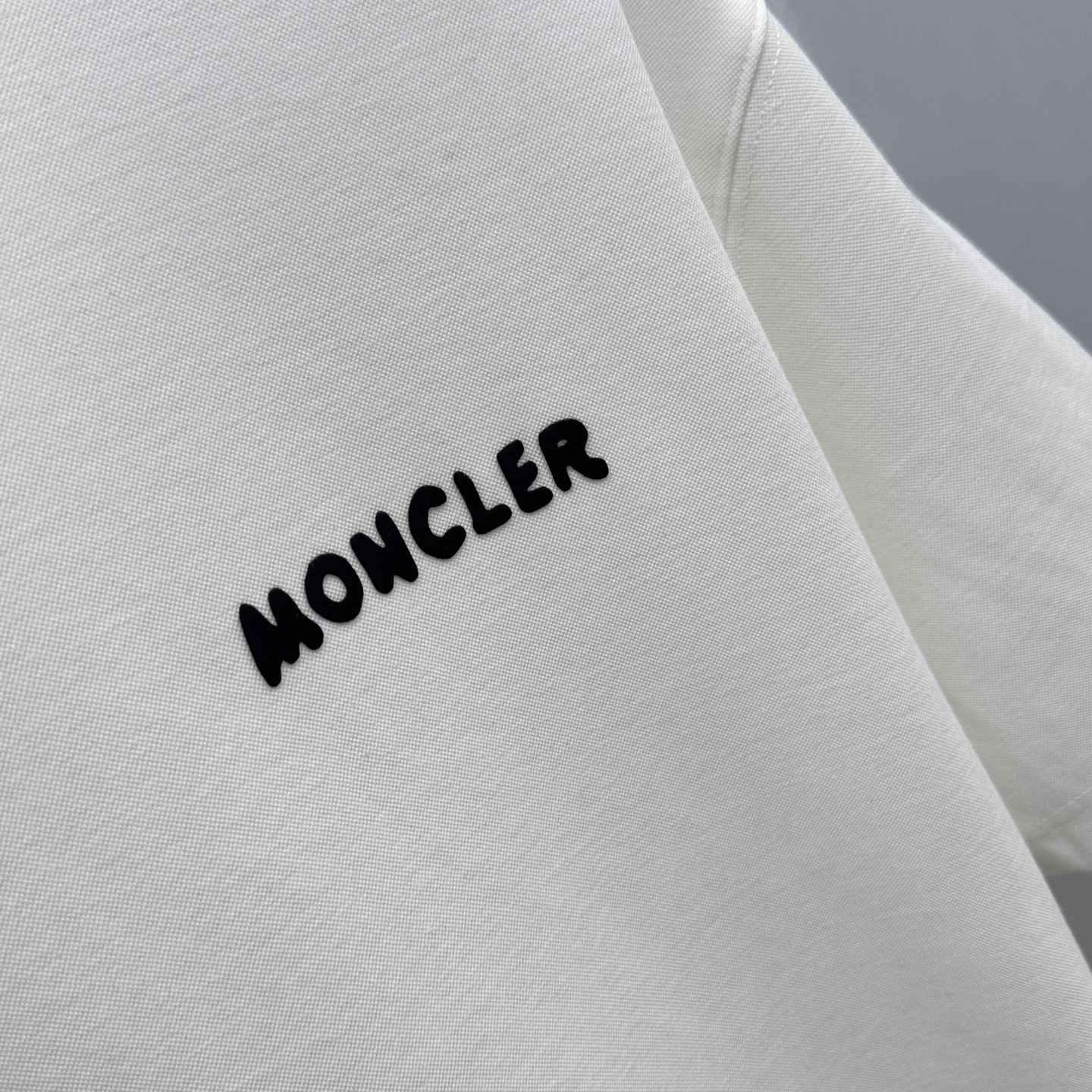 🆕Moncler蒙口 2025SS秋季新款短袖打底T 恤，以当季色调传递典雅韵味，成就日常搭配佳选。胸前