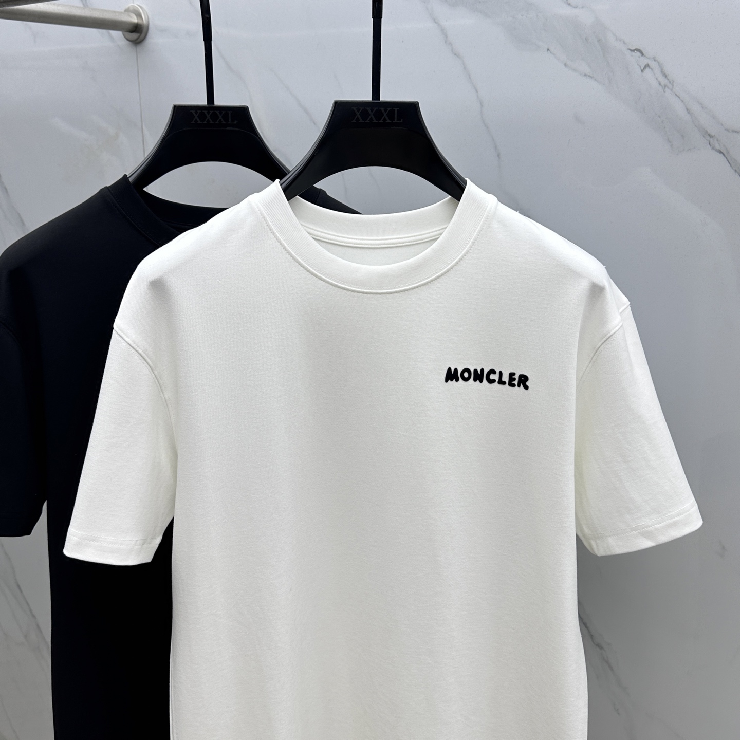 🆕Moncler蒙口 2025SS秋季新款短袖打底T 恤，以当季色调传递典雅韵味，成就日常搭配佳选。胸前