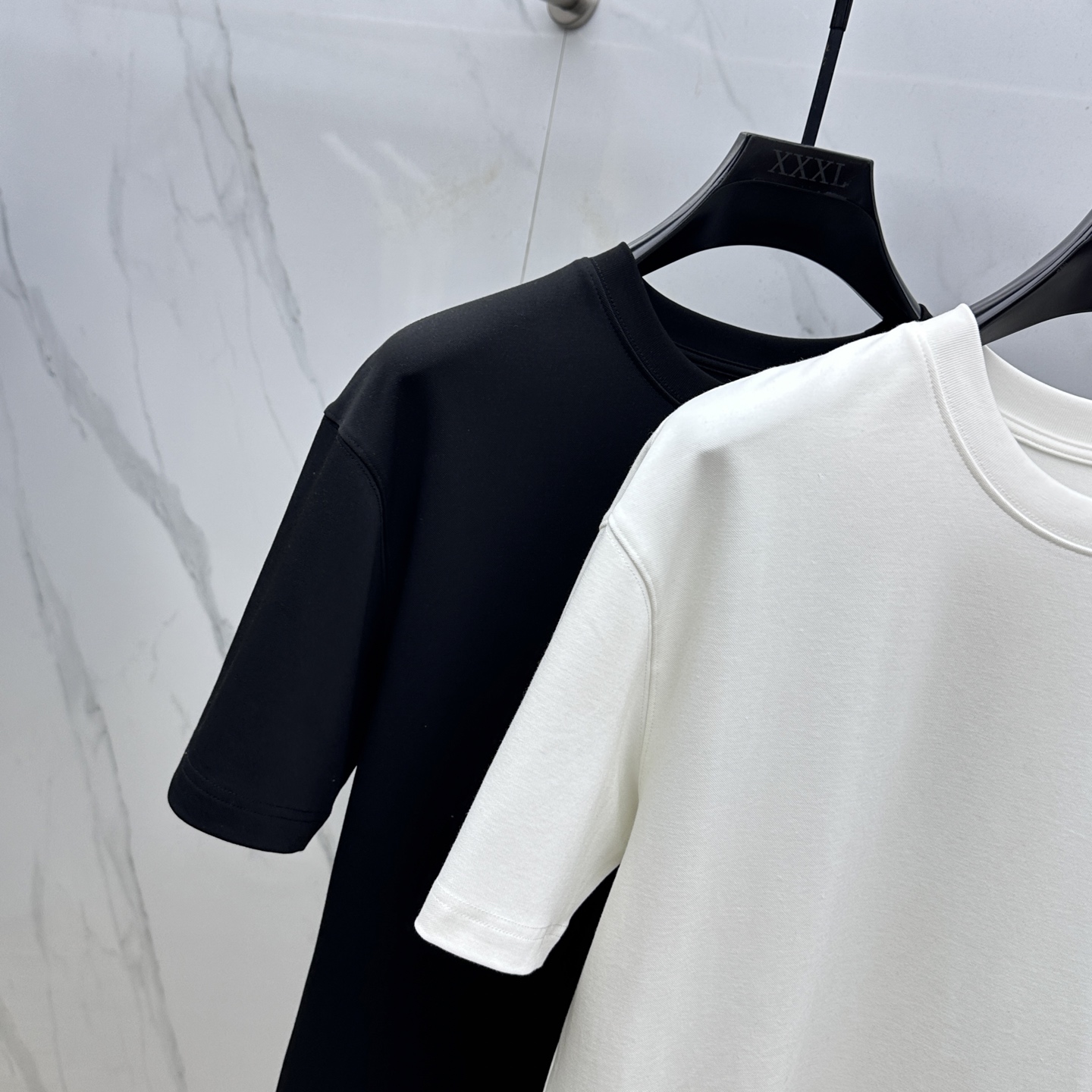 🆕Moncler蒙口 2025SS秋季新款短袖打底T 恤，以当季色调传递典雅韵味，成就日常搭配佳选。胸前