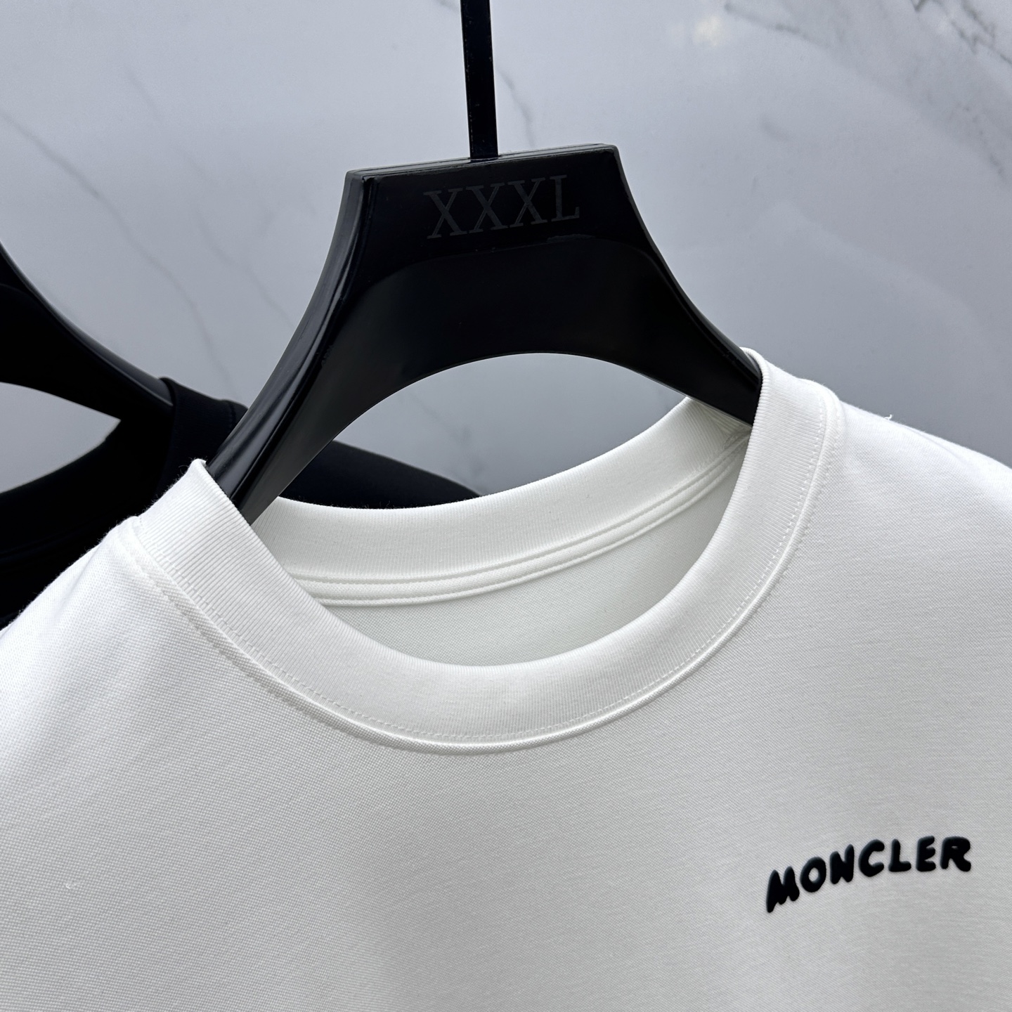 🆕Moncler蒙口 2025SS秋季新款短袖打底T 恤，以当季色调传递典雅韵味，成就日常搭配佳选。胸前