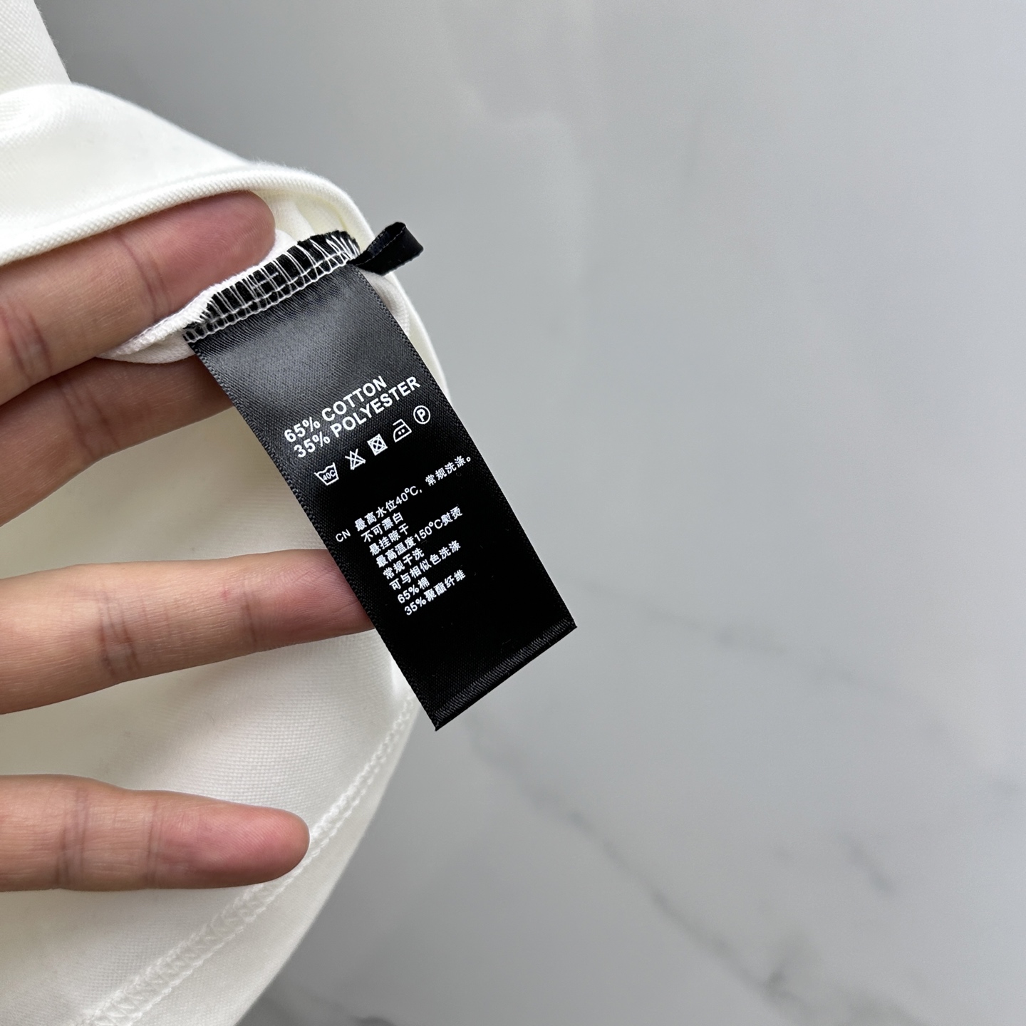 🆕Moncler蒙口 2025SS秋季新款短袖打底T 恤，以当季色调传递典雅韵味，成就日常搭配佳选。胸前