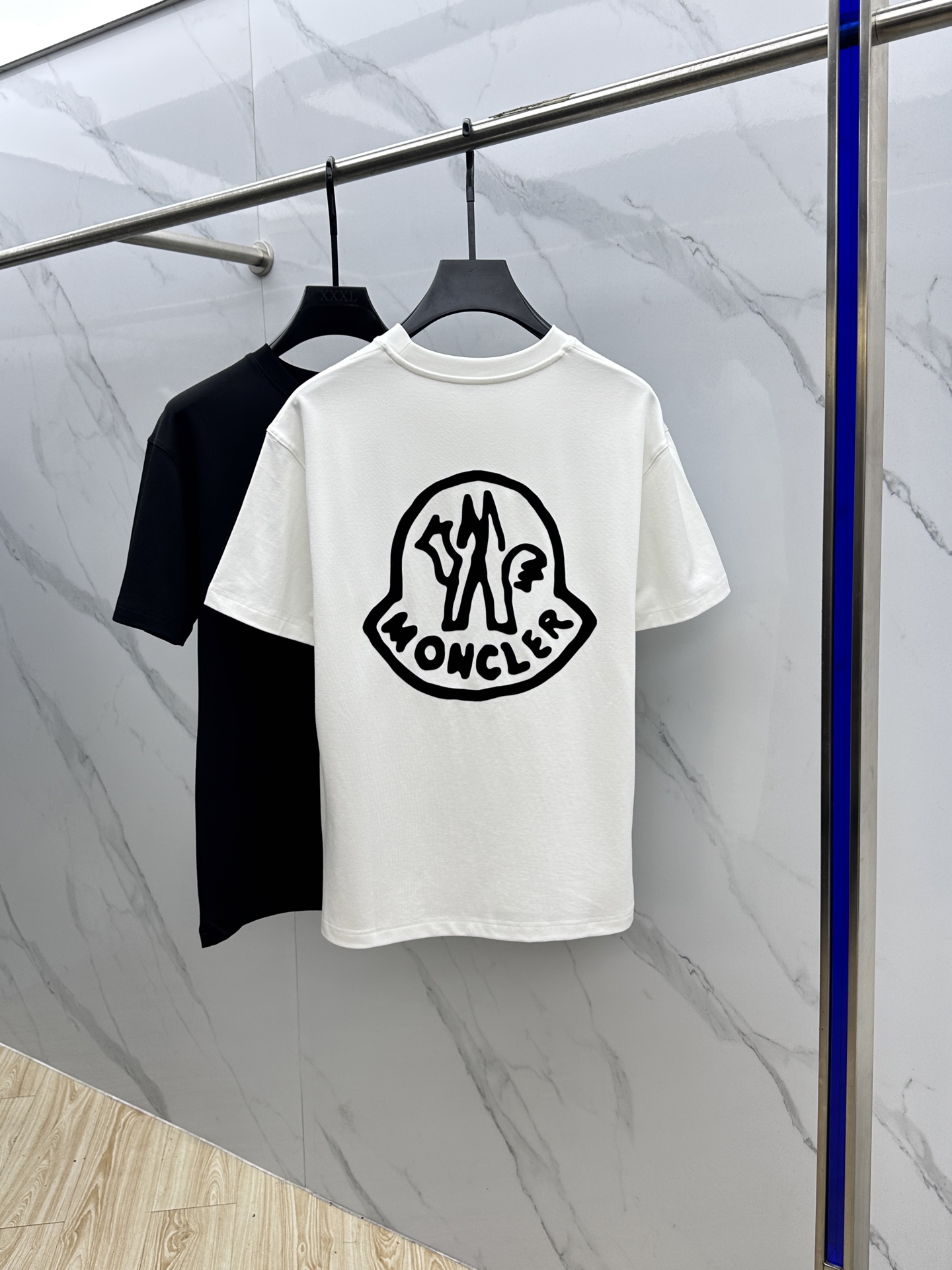 🆕Moncler蒙口 2025SS秋季新款短袖打底T 恤，以当季色调传递典雅韵味，成就日常搭配佳选。胸前