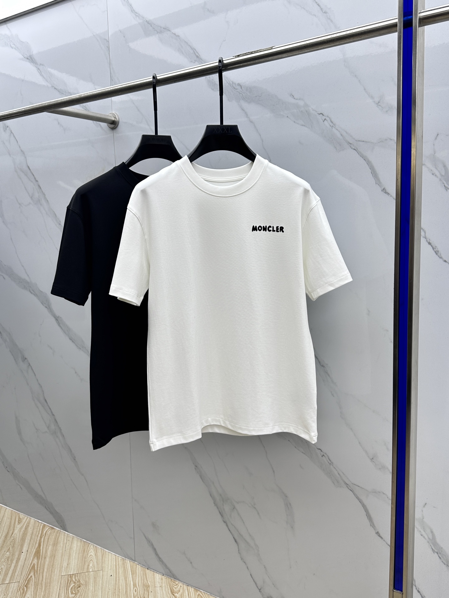 🆕Moncler蒙口 2025SS秋季新款短袖打底T 恤，以当季色调传递典雅韵味，成就日常搭配佳选。胸前