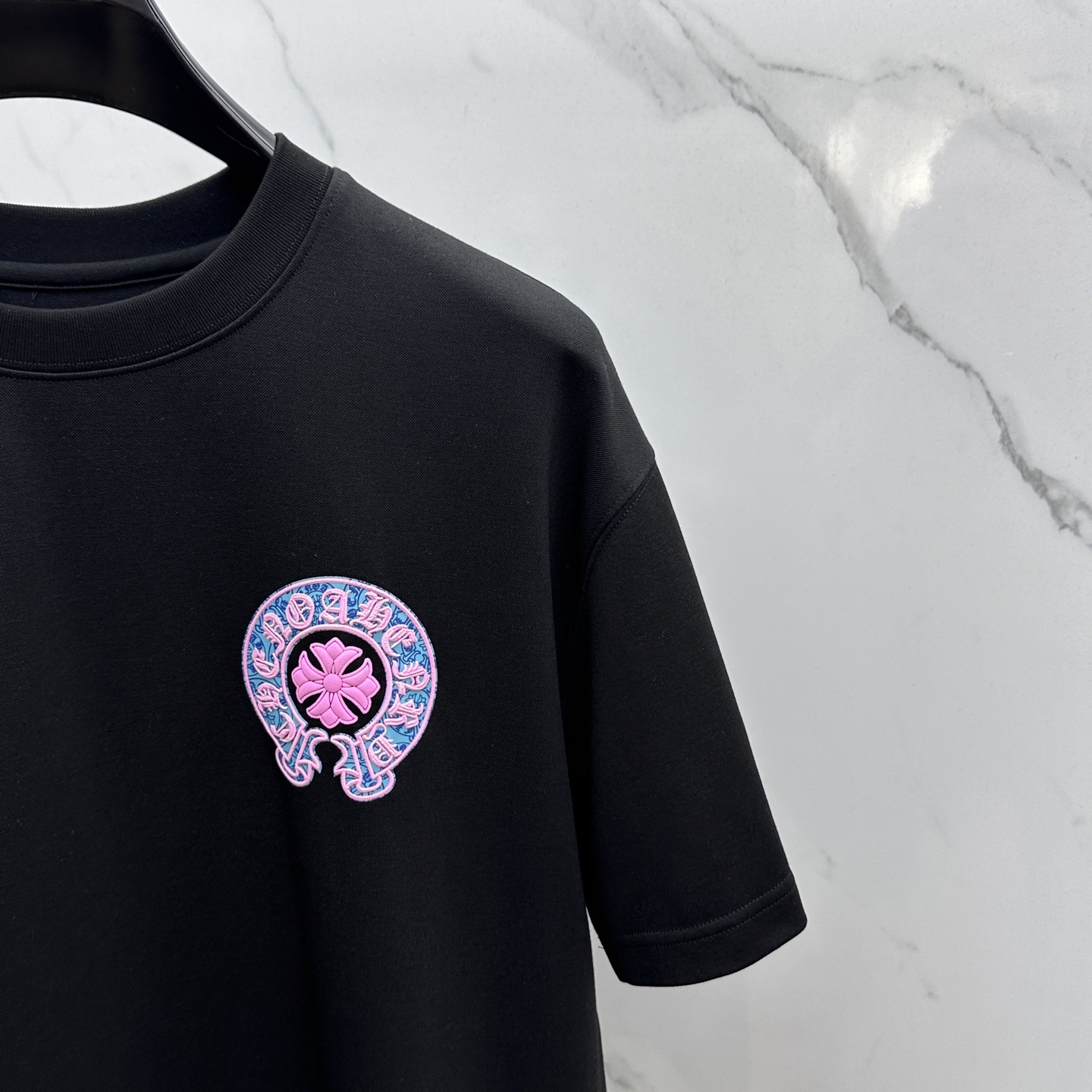 🆕CH*克罗心 2025SS秋季新款短袖打底T 恤，以当季色调传递典雅韵味，成就日常搭配佳选。胸前log