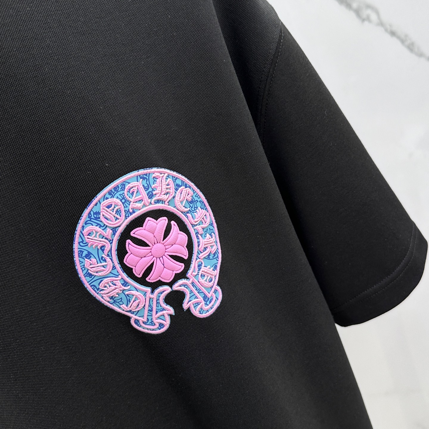 🆕CH*克罗心 2025SS秋季新款短袖打底T 恤，以当季色调传递典雅韵味，成就日常搭配佳选。胸前log