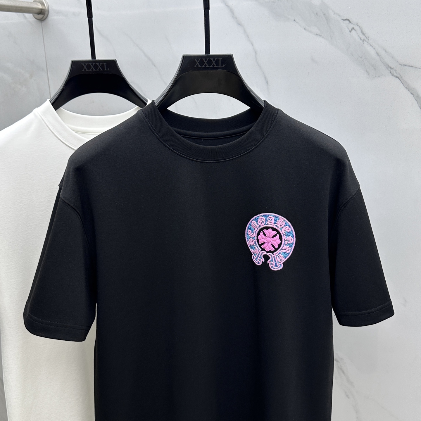 🆕CH*克罗心 2025SS秋季新款短袖打底T 恤，以当季色调传递典雅韵味，成就日常搭配佳选。胸前log