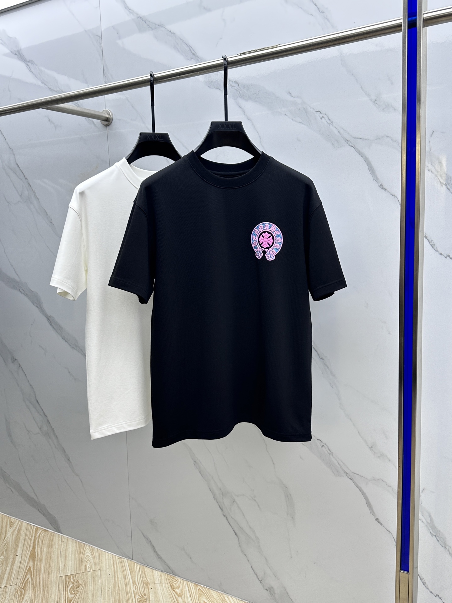 NO:522799,CH* Croxin 2025SS Autumn new short-sleeved base T-shirt, conveying elegant charm with seasonal tones, making it a good choice for daily matching. The logo on the chest implicitly marks the brand identity, the letters are three-dimensional craftsmanship, fine workmanship, fashionable and atmospheric, and comfortable skin. The three-marks are complete xh size M-3XL, chrome hearts, T-shirt, alexander wang19860909CH*克罗心 2025SS秋季新款短袖打底T 恤,以当季色调传递典雅韵味,成就日常搭配佳选.胸前logo标识含蓄标注品牌身份,字母立体工艺、做工精细、时尚大气、贴肤舒适,三标齐全xh 尺码M-3XL,,chrome hearts,T-shirt,alexander wang,Men's clothing