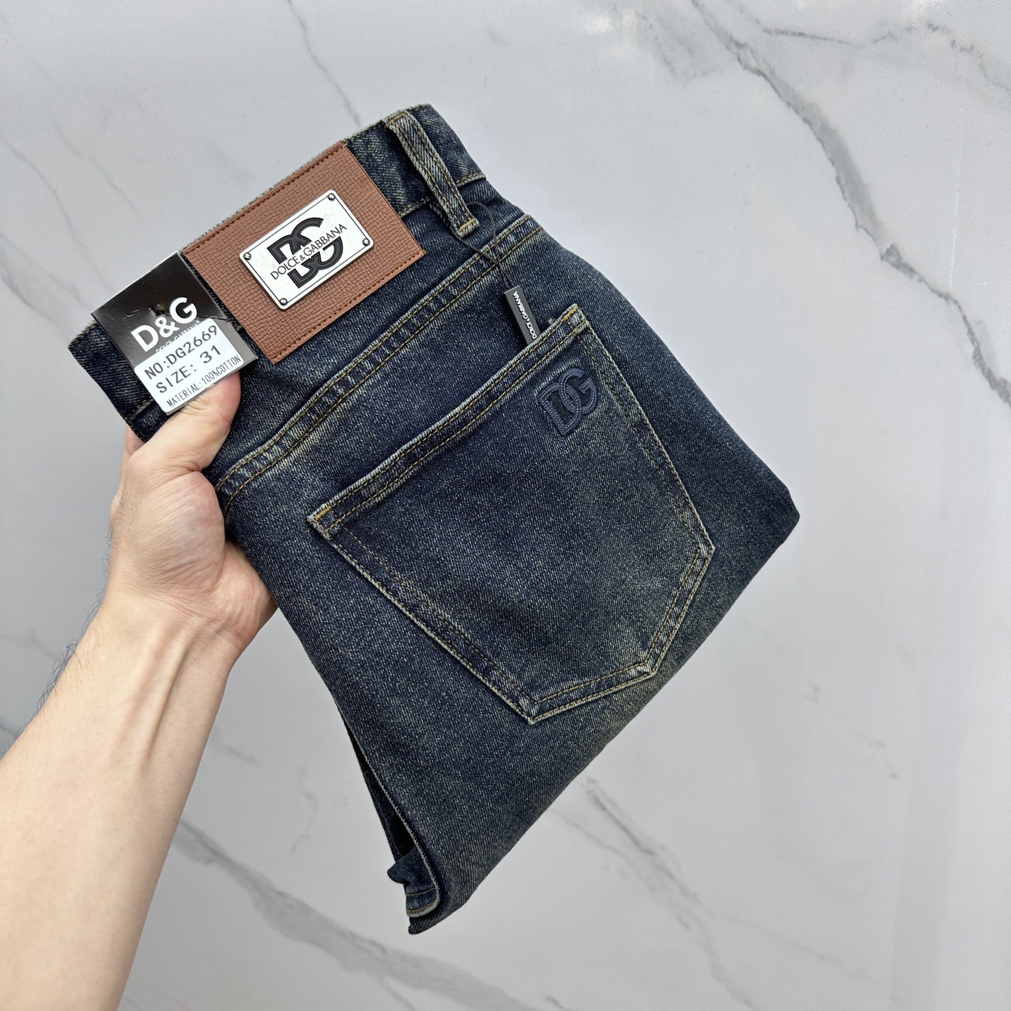 NO:523761,DG high-end customization, the latest jeans in early autumn 2025 are released simultaneously on the counter. Original customization reproduction. Customer-supplied hardware and accessories. Original quality. Imported fixed-color denim fabric. Heavy industry washing. Fine workmanship and excellent upper body!  Selected single products, complete three standards, original AX single product, number 29-38 without 37, jeans, alexander wang19860909DG 高端定制、2025早秋最新款牛仔裤 柜台同步发售 原版定制复刻 客供五金辅料 原单品质 进口固色牛仔面料 重工洗水 做工走线精细 上身绝佳！优选单品 三标齐全 AX原单出品 码数29-38无37,,jeans,alexander wang,Men's clothing