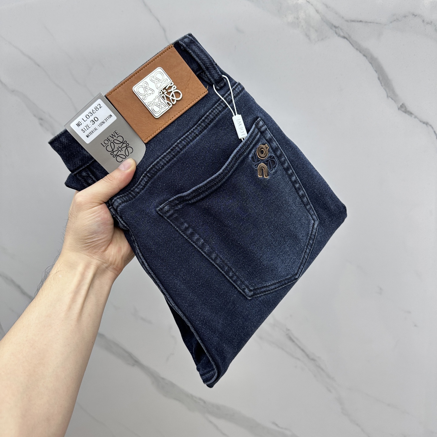 NO:523762,LOEWE high-end customization, the latest jeans in early autumn 2025 are released simultaneously on the counter. Original custom reproduction. Customer-supplied hardware and accessories. Original quality. Imported fixed-color denim fabric. Heavy industry washing. Fine workmanship and excellent upper body!  Selected single products, complete three standards, original AX single product, number 29-38 without 37, loewe, jeans, alexander wang19860909LOEWE 高端定制、2025早秋最新款牛仔裤 柜台同步发售 原版定制复刻 客供五金辅料 原单品质 进口固色牛仔面料 重工洗水 做工走线精细 上身绝佳！优选单品 三标齐全 AX原单出品 码数29-38无37,,loewe,jeans,alexander wang,Men's clothing