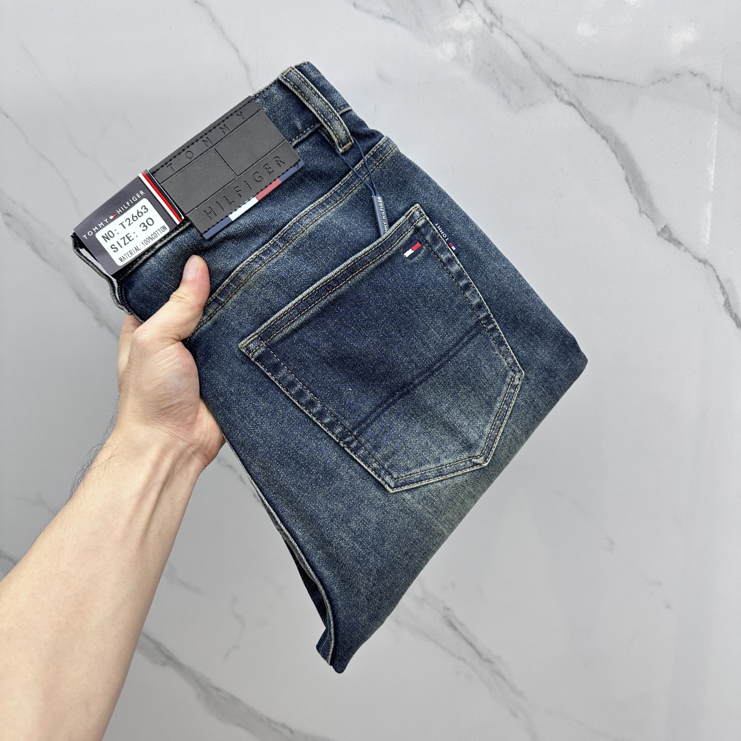 NO:523766,TOMMY Tommy High-end customization, the latest jeans in early autumn 2025 are released simultaneously on the counter. Original custom reproduction. Customer-supplied hardware and accessories. Original quality. Imported fixed-color denim fabric. Heavy industry washing. Fine workmanship and excellent upper body!  Selected single products, complete three standards, original AX single product, number 29-38 without 37,,tom ford,jeans,alexander wang19860909TOMMY 汤米 高端定制、2025早秋最新款牛仔裤 柜台同步发售 原版定制复刻 客供五金辅料 原单品质 进口固色牛仔面料 重工洗水 做工走线精细 上身绝佳！优选单品 三标齐全 AX原单出品 码数29-38无37,,tom ford,jeans,alexander wang,Men's clothing