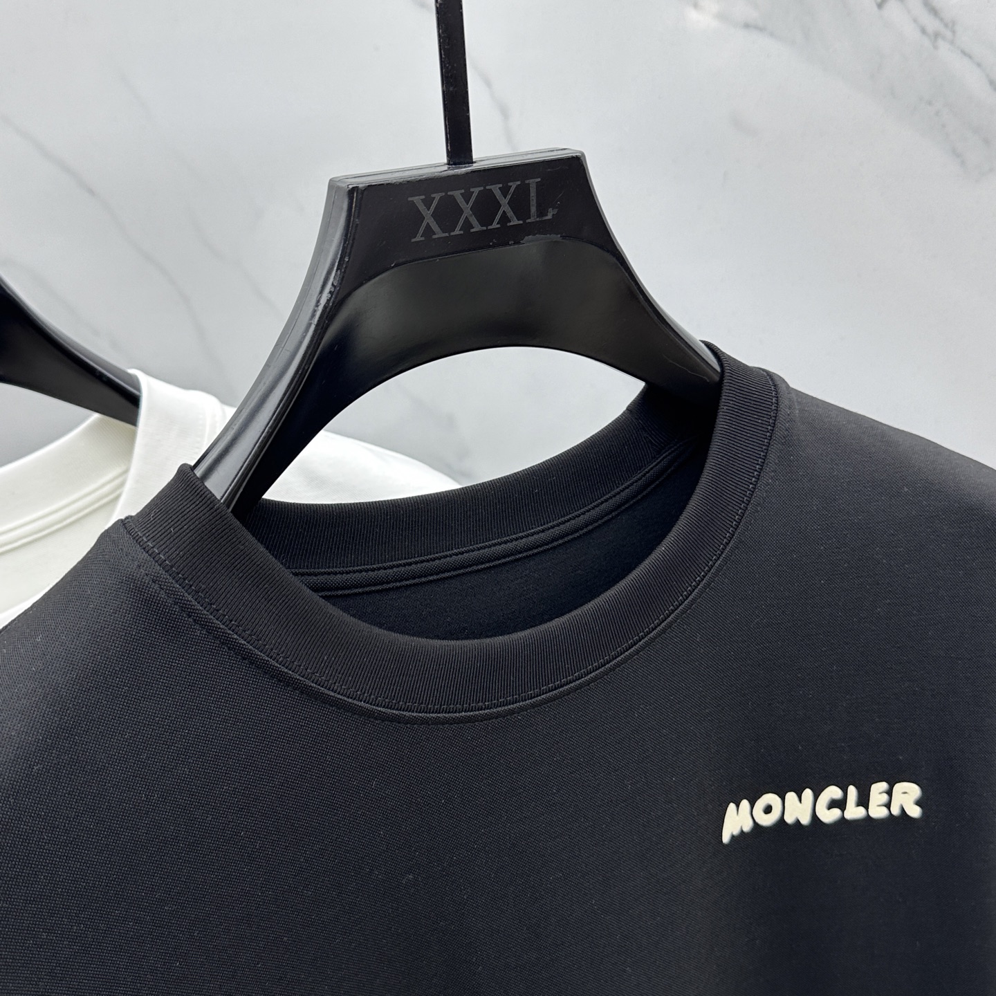 🆕Moncler蒙口 2025SS秋季新款短袖打底T 恤，以当季色调传递典雅韵味，成就日常搭配佳选。胸前