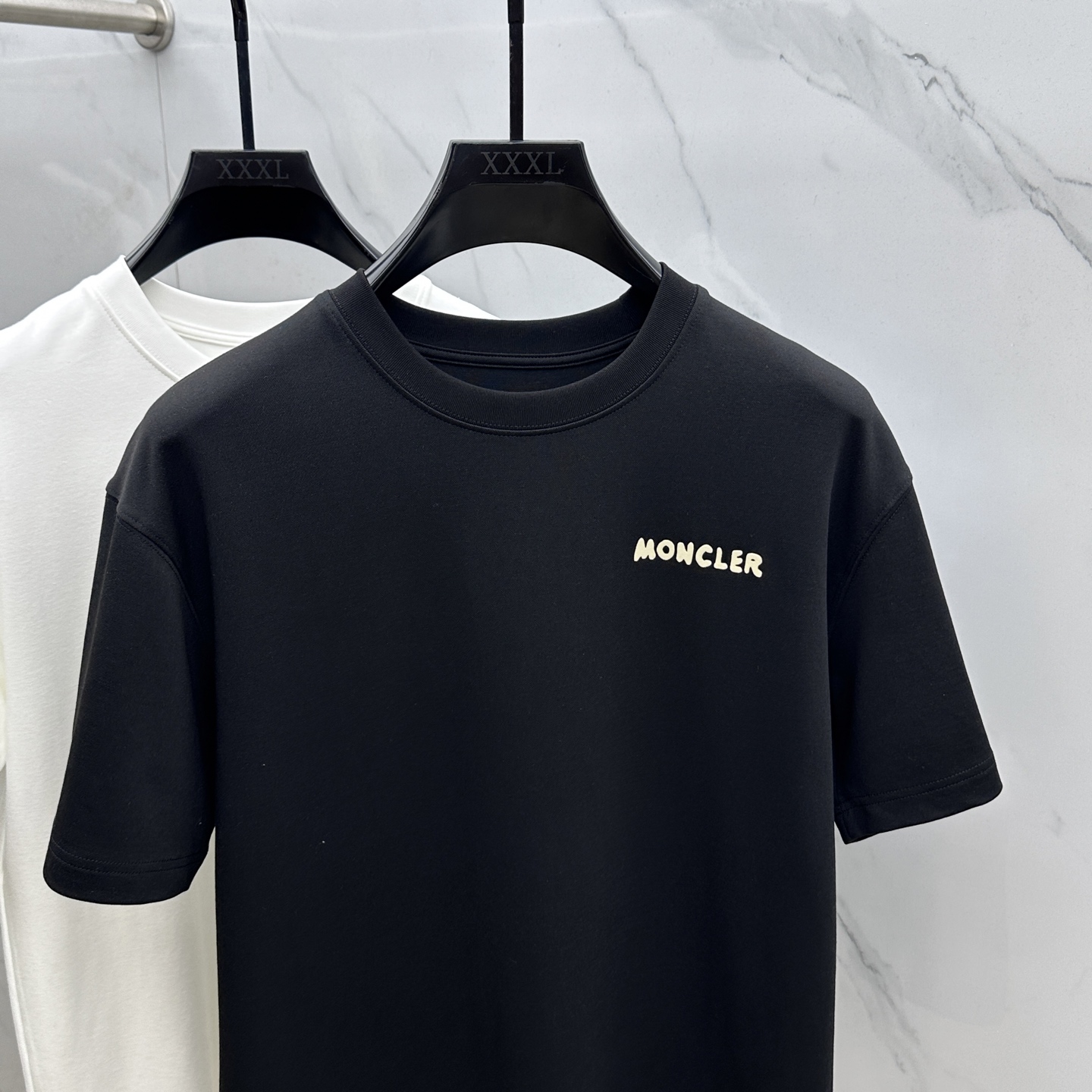 🆕Moncler蒙口 2025SS秋季新款短袖打底T 恤，以当季色调传递典雅韵味，成就日常搭配佳选。胸前