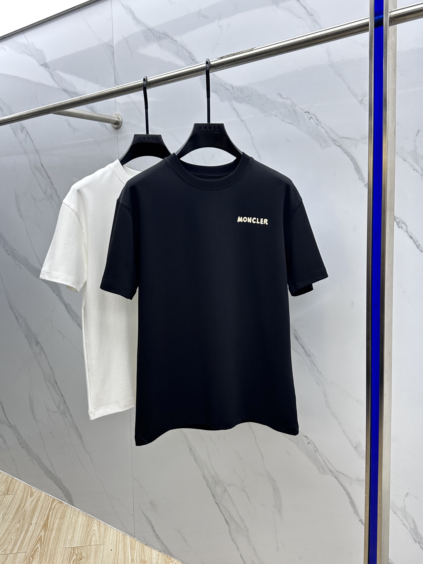 NO:570039,Moncler's 2025 SS autumn new short-sleeved base T-shirt conveys elegant charm with seasonal tones, making it a good choice for daily matching. The logo on the chest implicitly marks the brand identity, and the three-dimensional letter craftsmanship, fine workmanship, fashionable atmosphere, comfortable to the skin, complete with three labels xh sizes M-3XL,, Moncler, T-shirt, alexander wang19860909Moncler蒙口 2025SS秋季新款短袖打底T 恤,以当季色调传递典雅韵味,成就日常搭配佳选.胸前logo标识含蓄标注品牌身份,字母立体工艺、做工精细、时尚大气、贴肤舒适,三标齐全xh 尺码M-3XL,,Moncler,T-shirt,alexander wang,Men's clothing