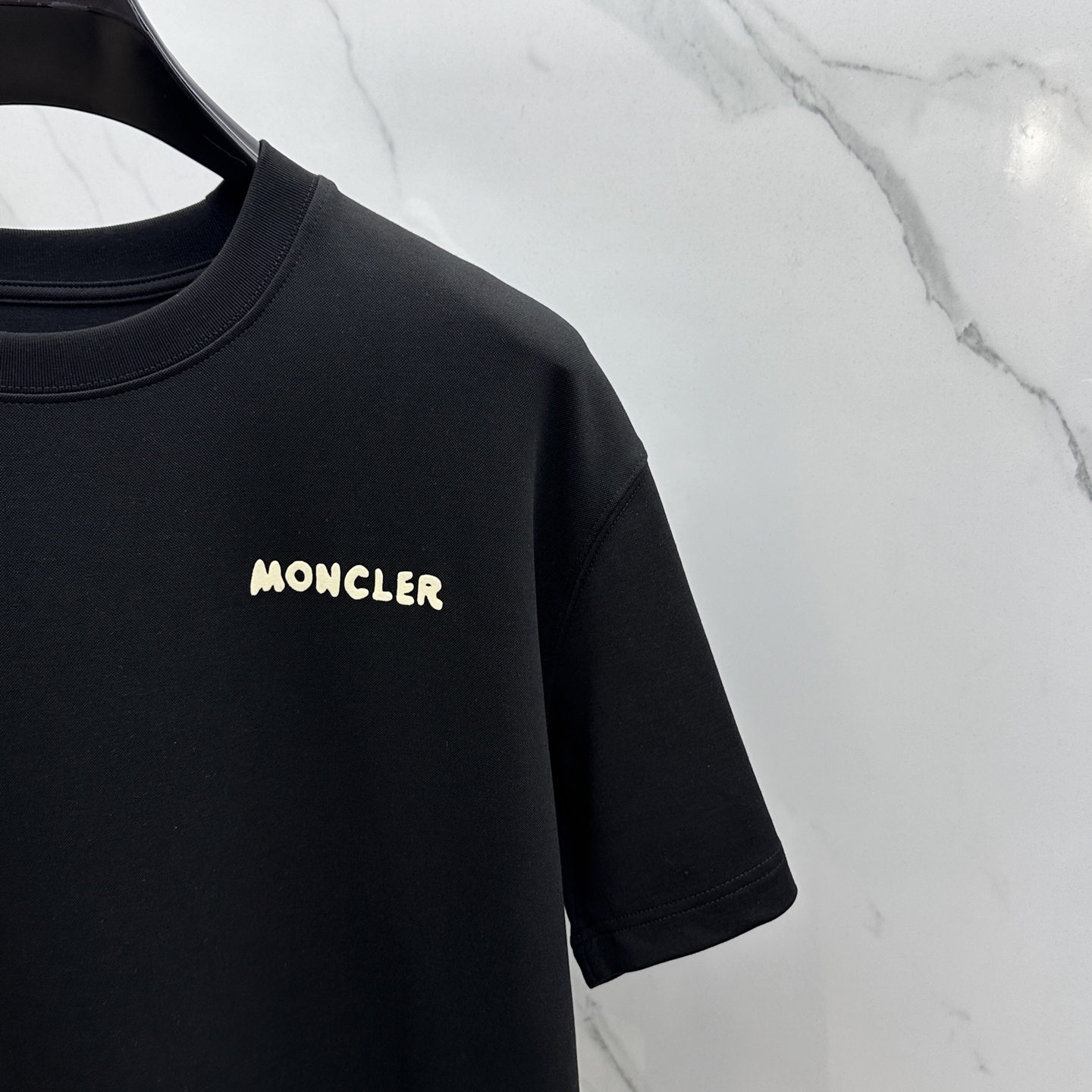 🆕Moncler蒙口 2025SS秋季新款短袖打底T 恤，以当季色调传递典雅韵味，成就日常搭配佳选。胸前