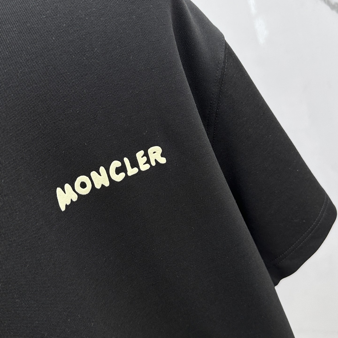 🆕Moncler蒙口 2025SS秋季新款短袖打底T 恤，以当季色调传递典雅韵味，成就日常搭配佳选。胸前