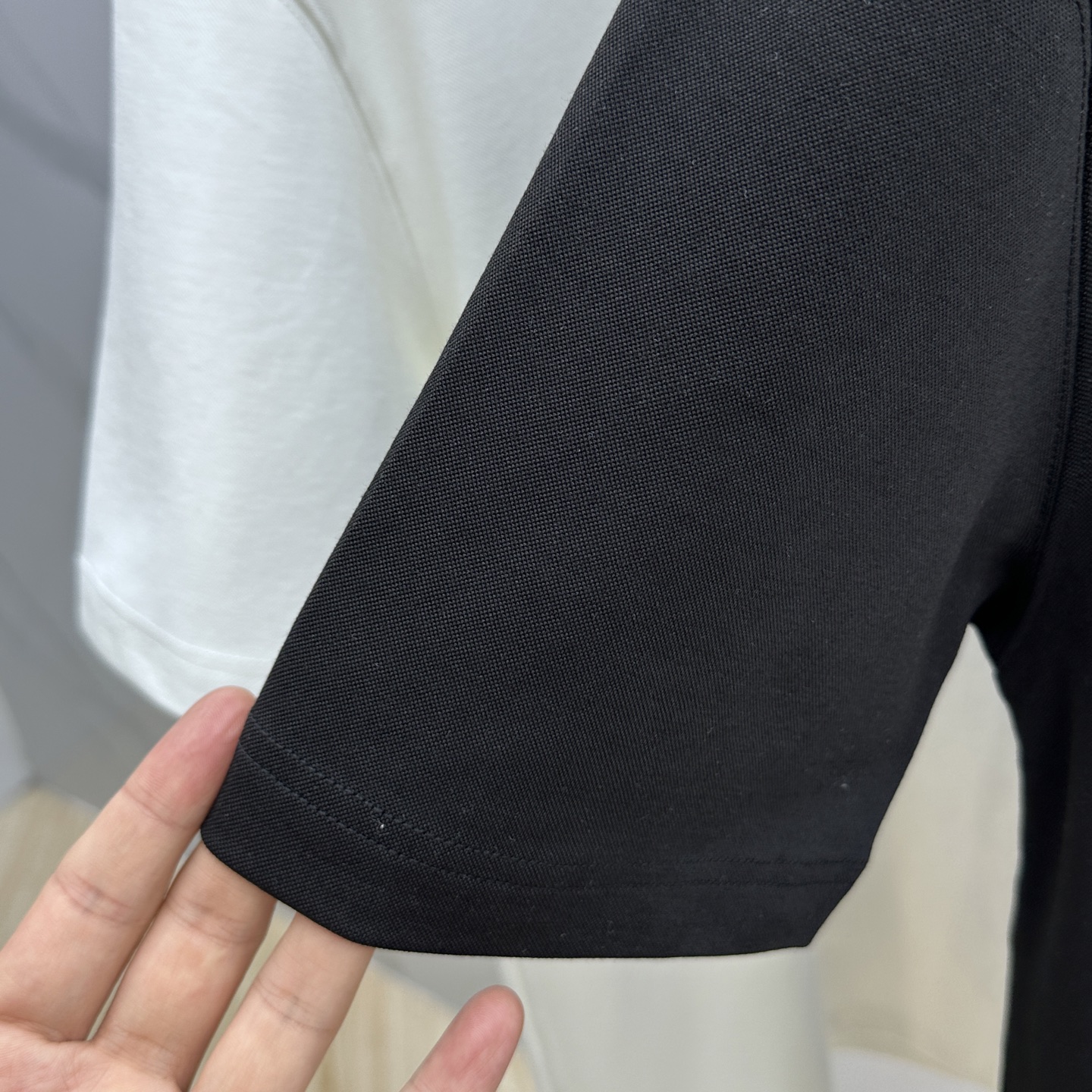 🆕Moncler蒙口 2025SS秋季新款短袖打底T 恤，以当季色调传递典雅韵味，成就日常搭配佳选。胸前