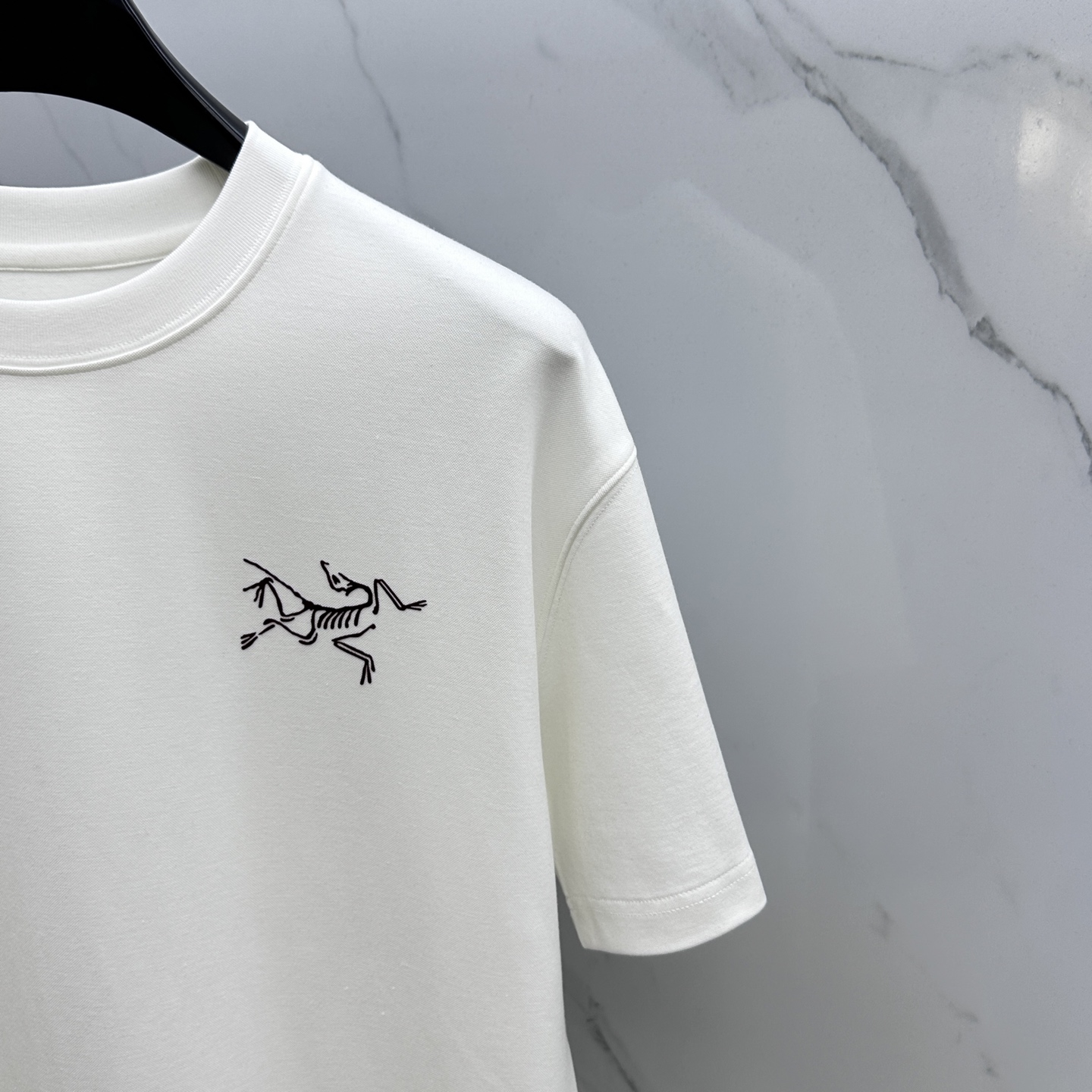 🆕ARCTERYX始祖鸟 2025SS秋季新款短袖打底T 恤，以当季色调传递典雅韵味，成就日常搭配佳选。