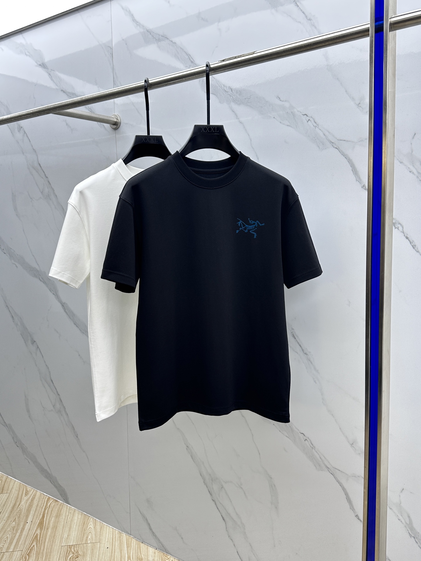 NO:570043,ARCTERYX Arc'teryx 2025SS new autumn short-sleeved base T-shirt, which conveys elegant charm with seasonal tones, making it a good choice for daily matching. The logo on the chest implicitly marks the brand identity, and the letters are three-dimensional craftsmanship, fine workmanship, fashionable and atmospheric, and comfortable against the skin. It has three standards xh. Sizes M-3XL, arc'teryx, T-shirt, alexander wang19860909ARCTERYX始祖鸟 2025SS秋季新款短袖打底T 恤,以当季色调传递典雅韵味,成就日常搭配佳选.胸前logo标识含蓄标注品牌身份,字母立体工艺、做工精细、时尚大气、贴肤舒适,三标齐全xh 尺码M-3XL,arc'teryx,T-shirt,alexander wang,Men's clothing