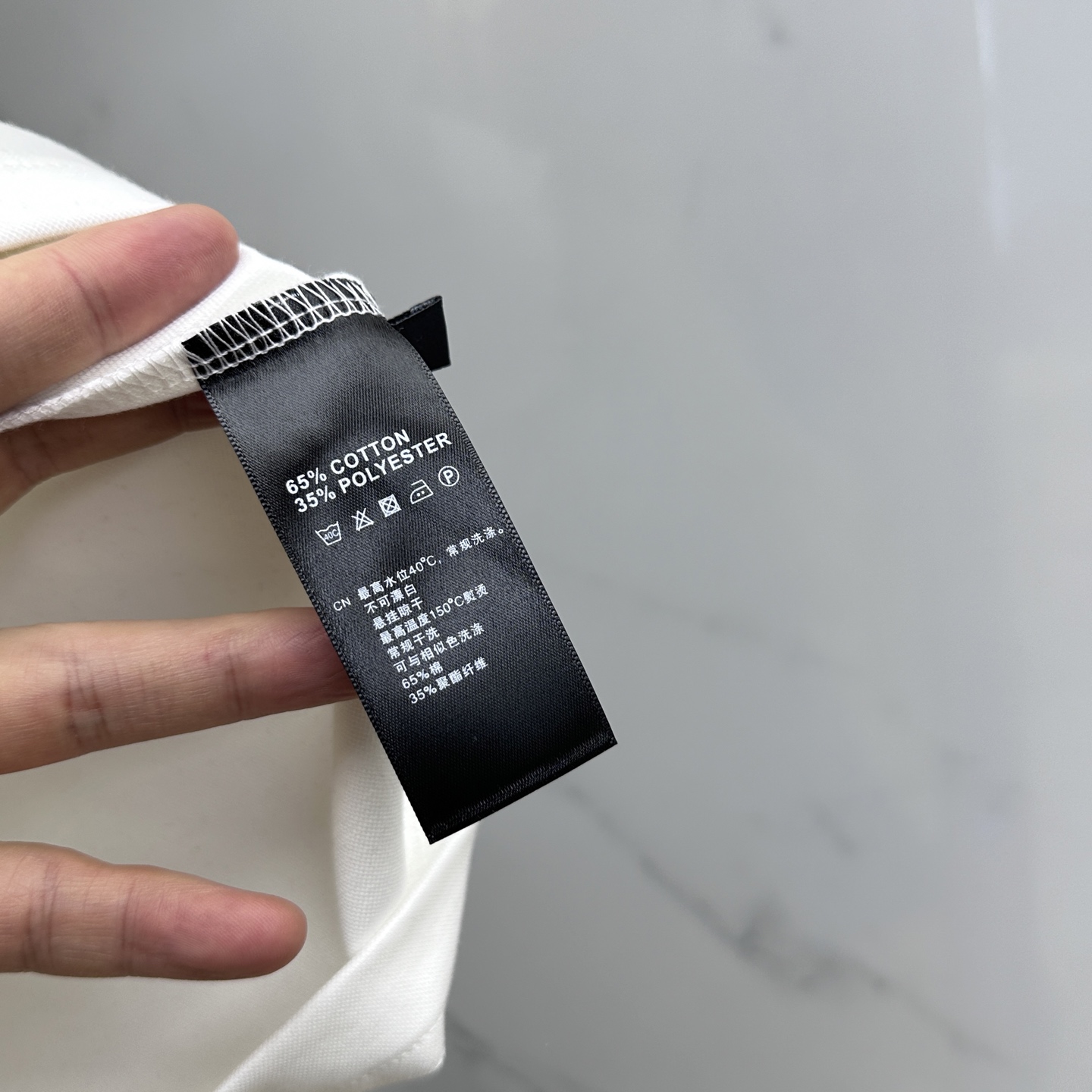 🆕DG 2025SS秋季新款短袖打底T 恤，以当季色调传递典雅韵味，成就日常搭配佳选。胸前logo标识含