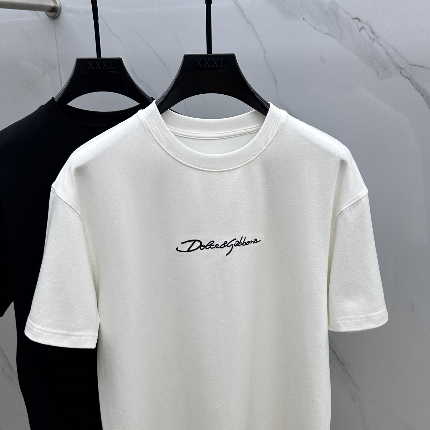 🆕DG 2025SS秋季新款短袖打底T 恤，以当季色调传递典雅韵味，成就日常搭配佳选。胸前logo标识含