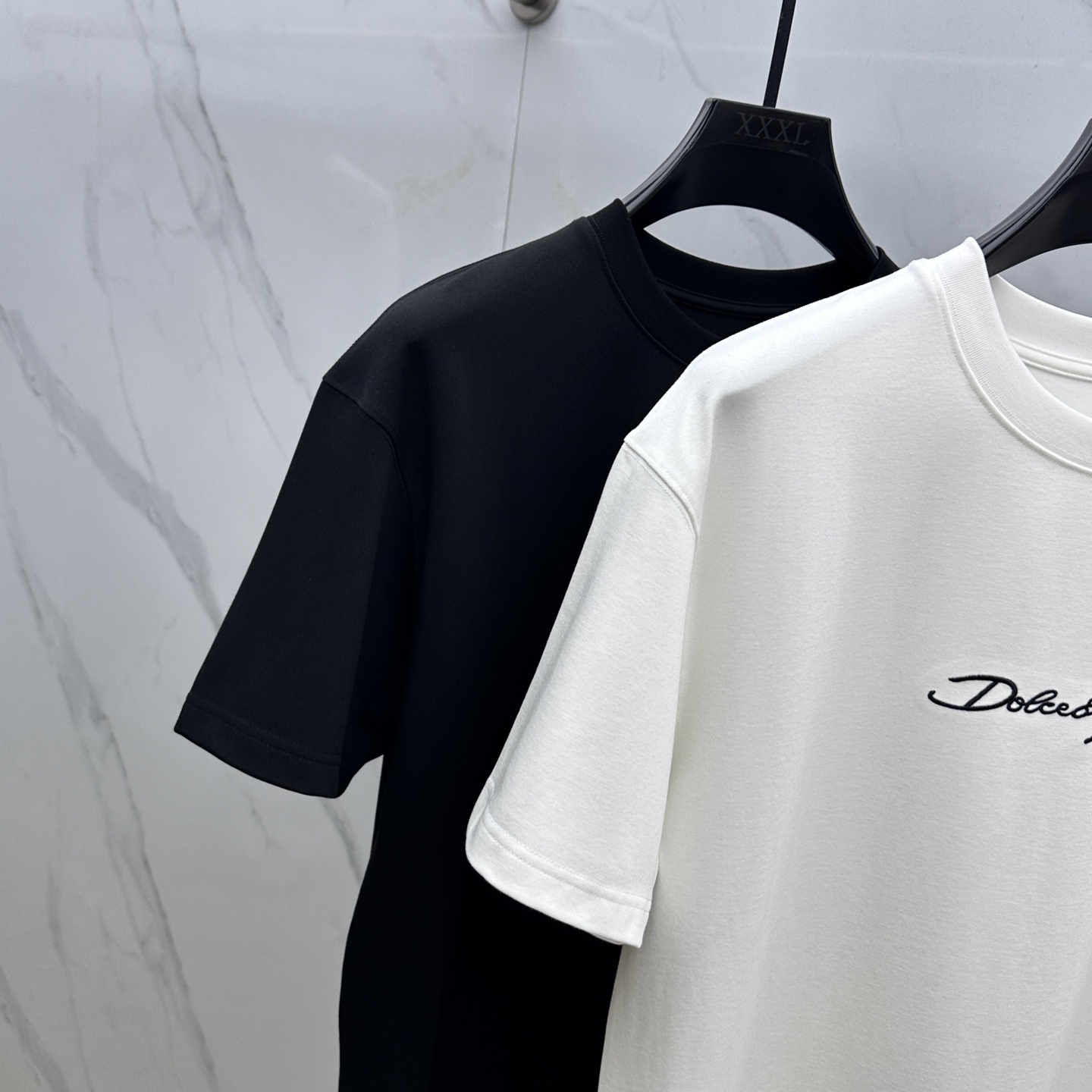 🆕DG 2025SS秋季新款短袖打底T 恤，以当季色调传递典雅韵味，成就日常搭配佳选。胸前logo标识含