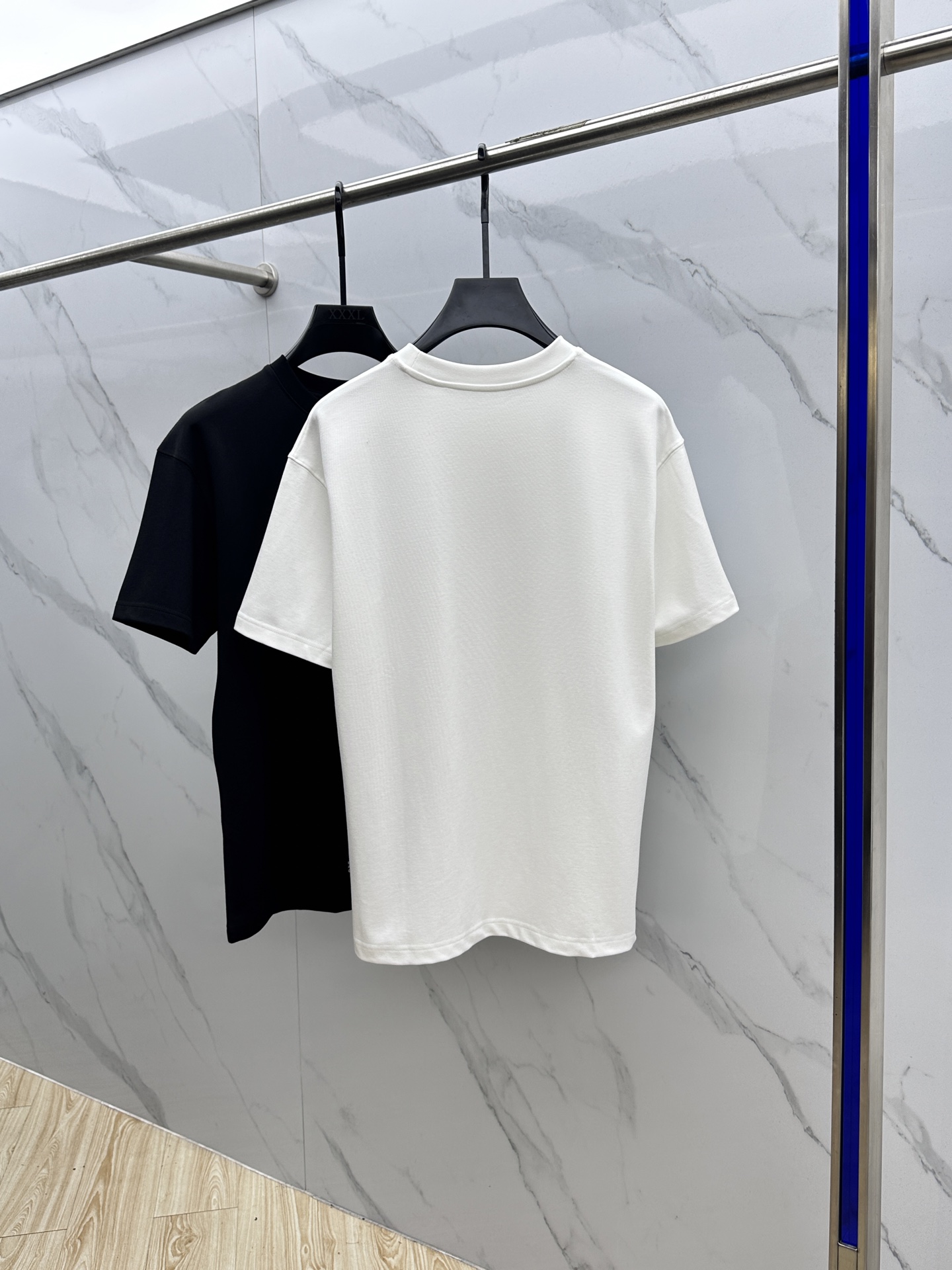 🆕DG 2025SS秋季新款短袖打底T 恤，以当季色调传递典雅韵味，成就日常搭配佳选。胸前logo标识含