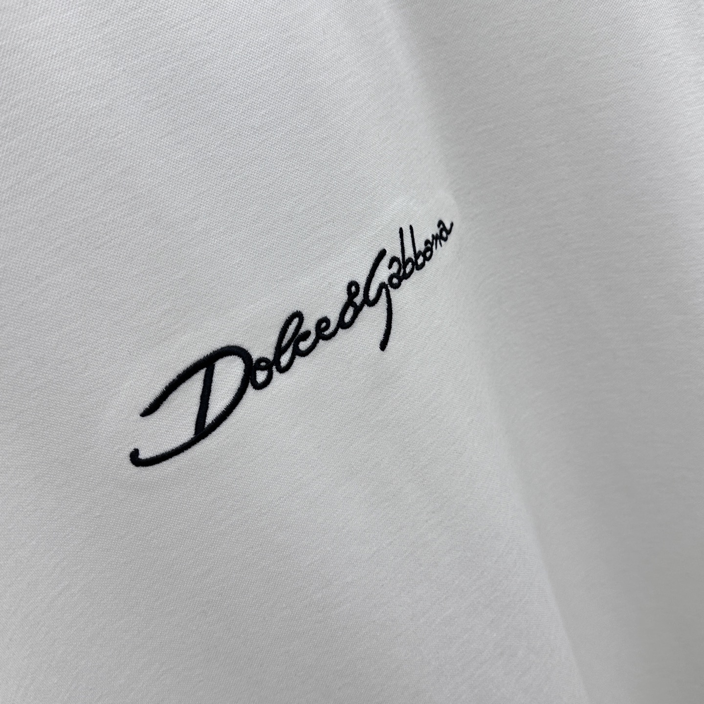 🆕DG 2025SS秋季新款短袖打底T 恤，以当季色调传递典雅韵味，成就日常搭配佳选。胸前logo标识含