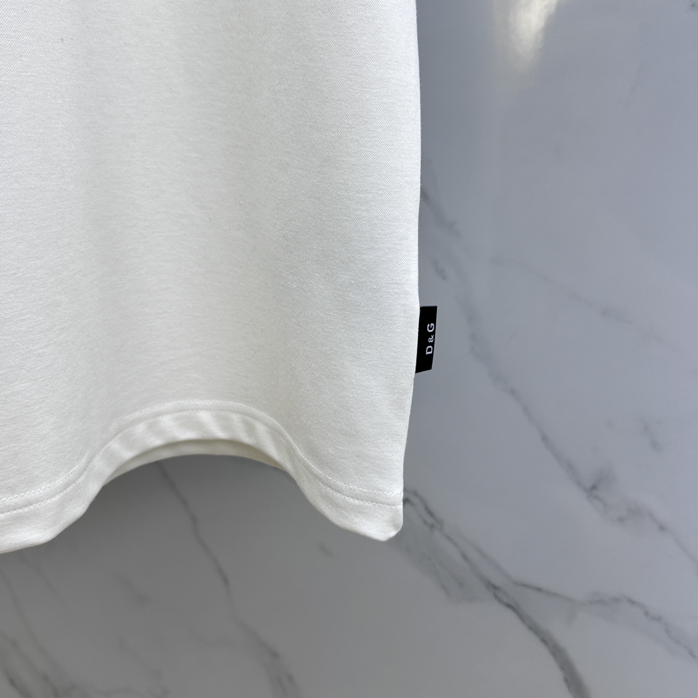 🆕DG 2025SS秋季新款短袖打底T 恤，以当季色调传递典雅韵味，成就日常搭配佳选。胸前logo标识含