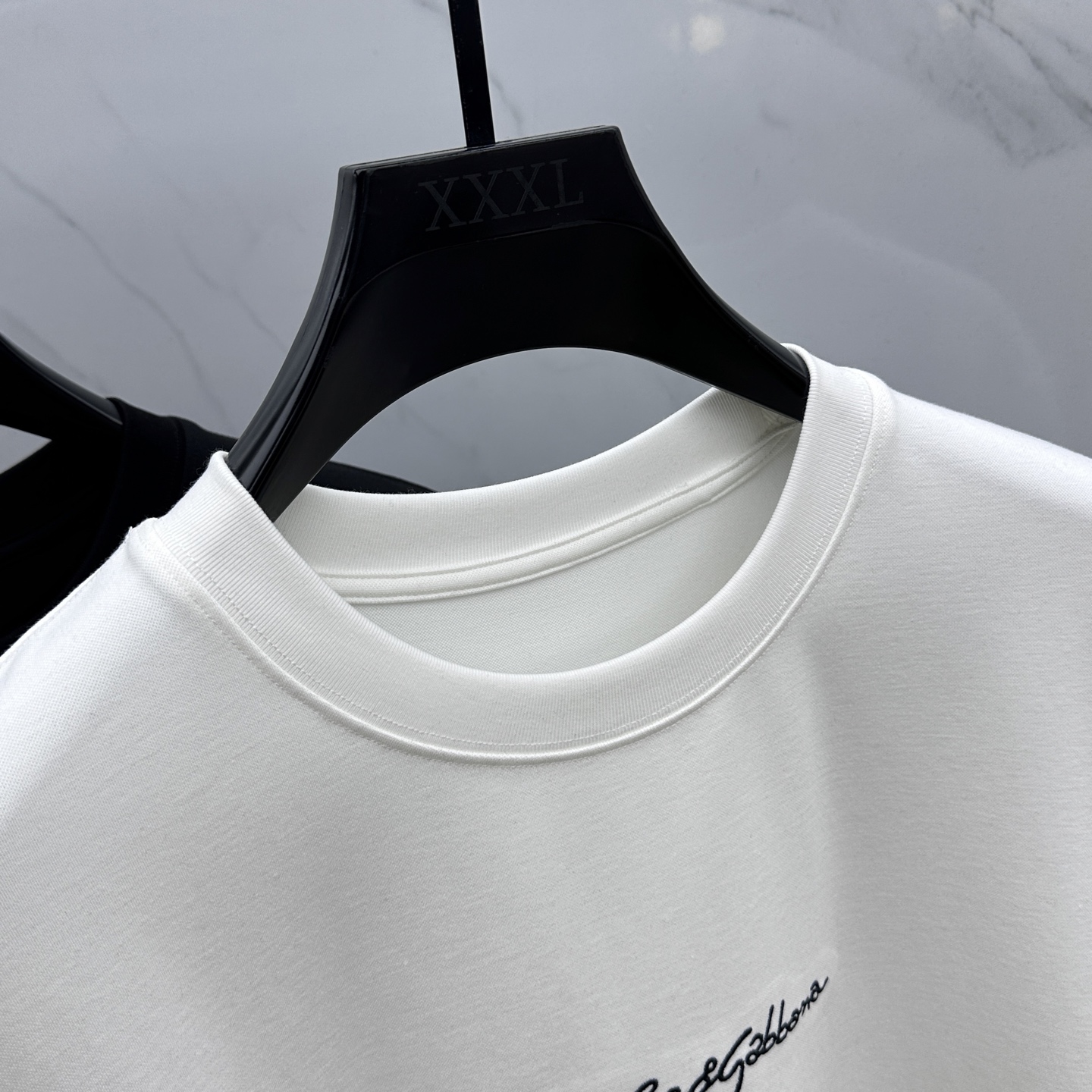 🆕DG 2025SS秋季新款短袖打底T 恤，以当季色调传递典雅韵味，成就日常搭配佳选。胸前logo标识含