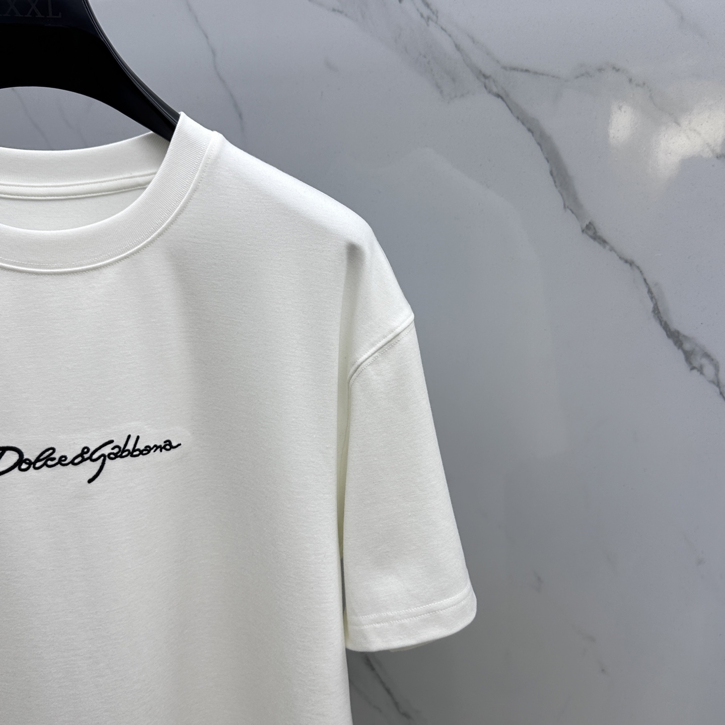 🆕DG 2025SS秋季新款短袖打底T 恤，以当季色调传递典雅韵味，成就日常搭配佳选。胸前logo标识含