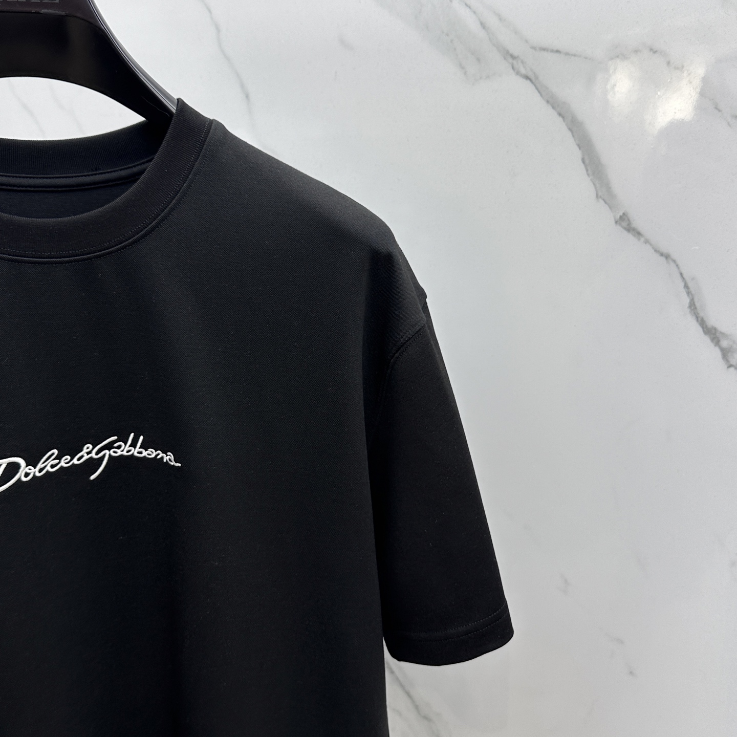 🆕DG 2025SS秋季新款短袖打底T 恤，以当季色调传递典雅韵味，成就日常搭配佳选。胸前logo标识含